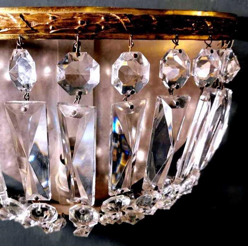 Louis XVI Style French Wall Sconce in Gilt Brass and Crystal For Sale 5