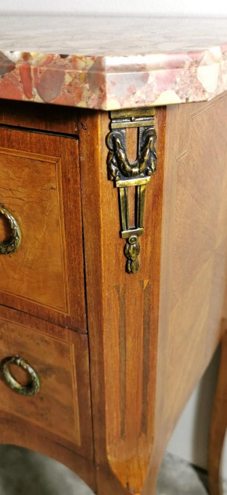Cassettiera in stile Luigi XVI in legno di noce francese con piano in marmo in vendita 3