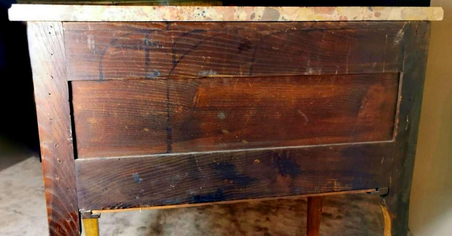 Cassettiera in stile Luigi XVI in legno di noce francese con piano in marmo in vendita 9