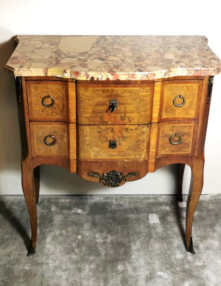 We kindly suggest you read the whole description, because with it we try to give you detailed technical and historical information to guarantee the authenticity of our objects.
Sober and valuable French chest of drawers with two large and deep