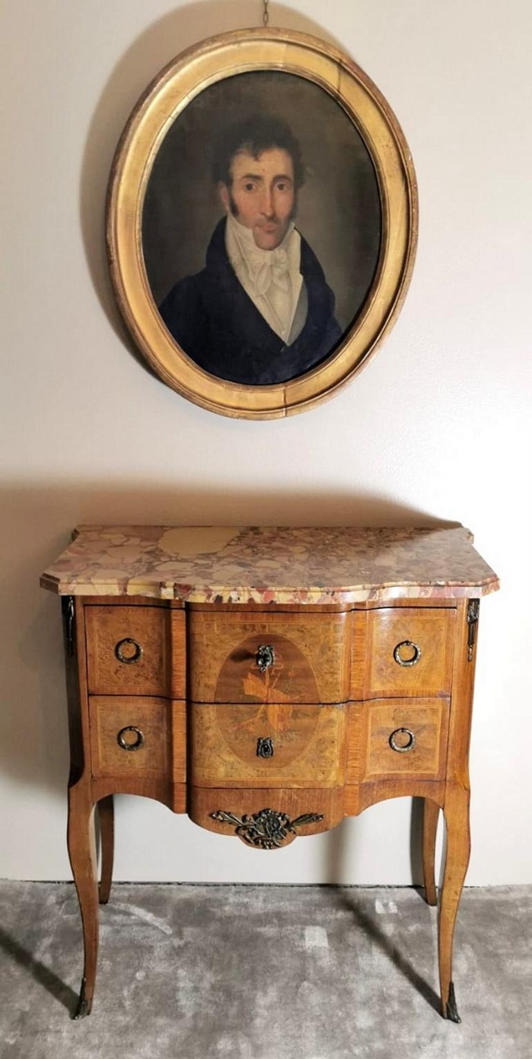 Cassettiera in stile Luigi XVI in legno di noce francese con piano in marmo in vendita 13