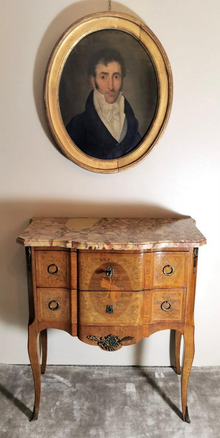 Commode française de style Louis XVI en noyer et poirier avec dessus en marbre en vente 12