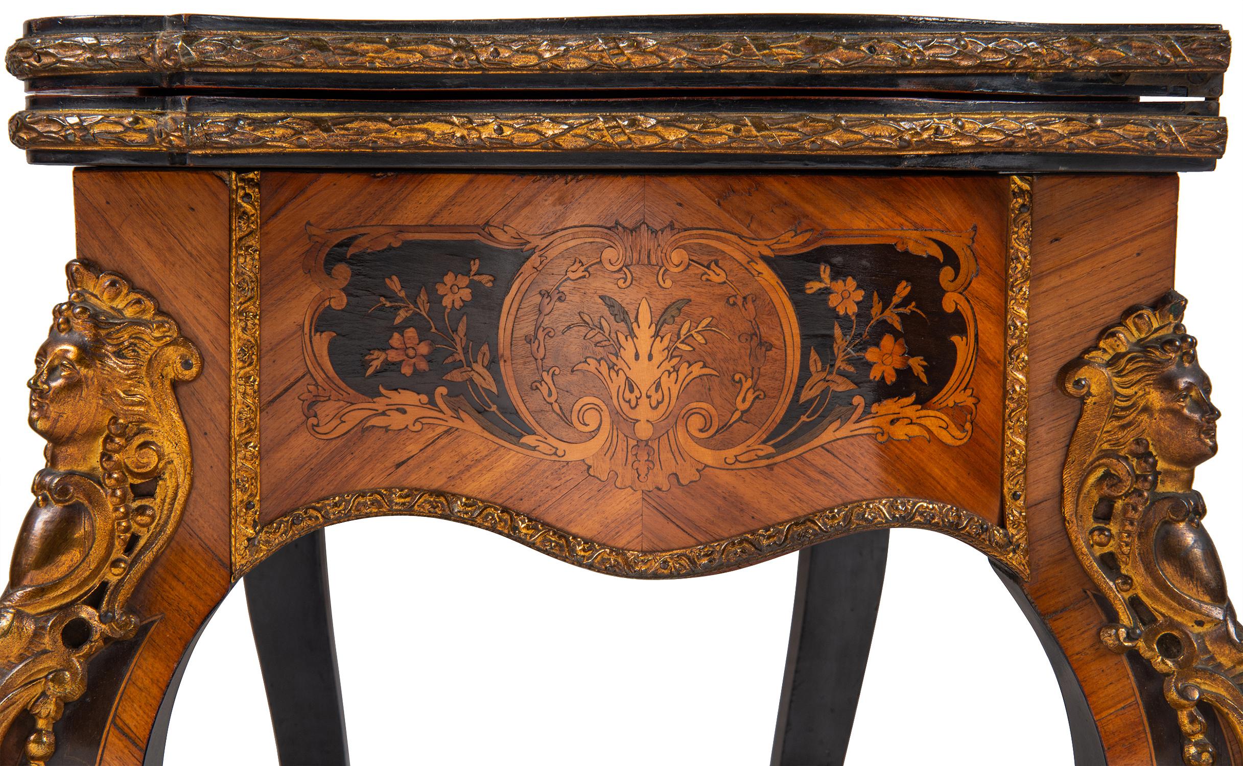 Französischer Kartentisch aus Nussbaum mit Intarsien im Louis-XVI-Stil im Angebot 4