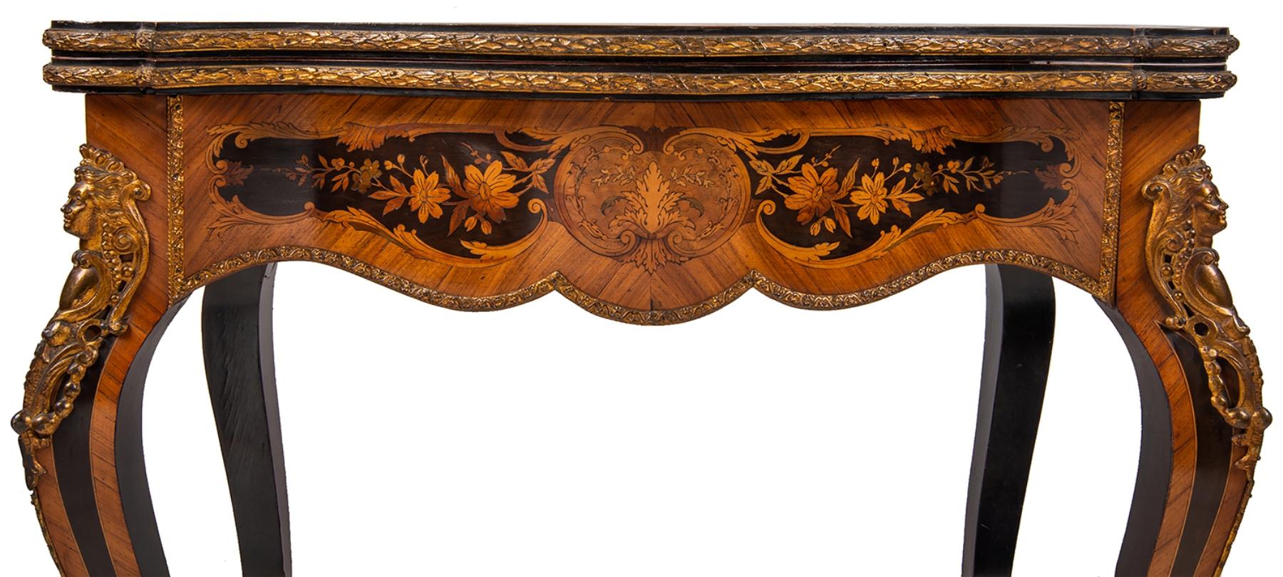 Französischer Kartentisch aus Nussbaum mit Intarsien im Louis-XVI-Stil (Walnuss) im Angebot
