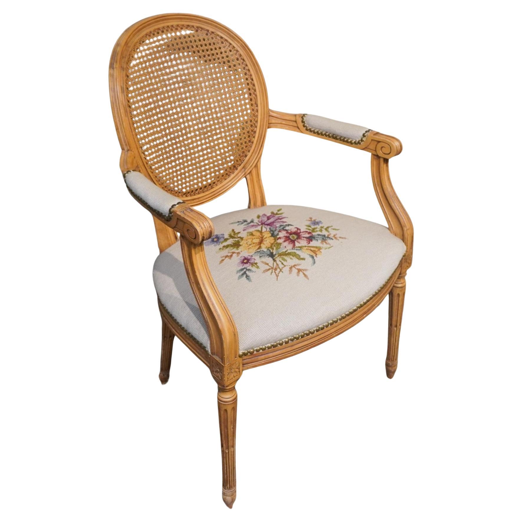 Chaise Fauteuil / Bergère de style Louis XVI en bois fruitier, assise tapissée à l'aiguille et dossier canné. Dimensions : 23,5