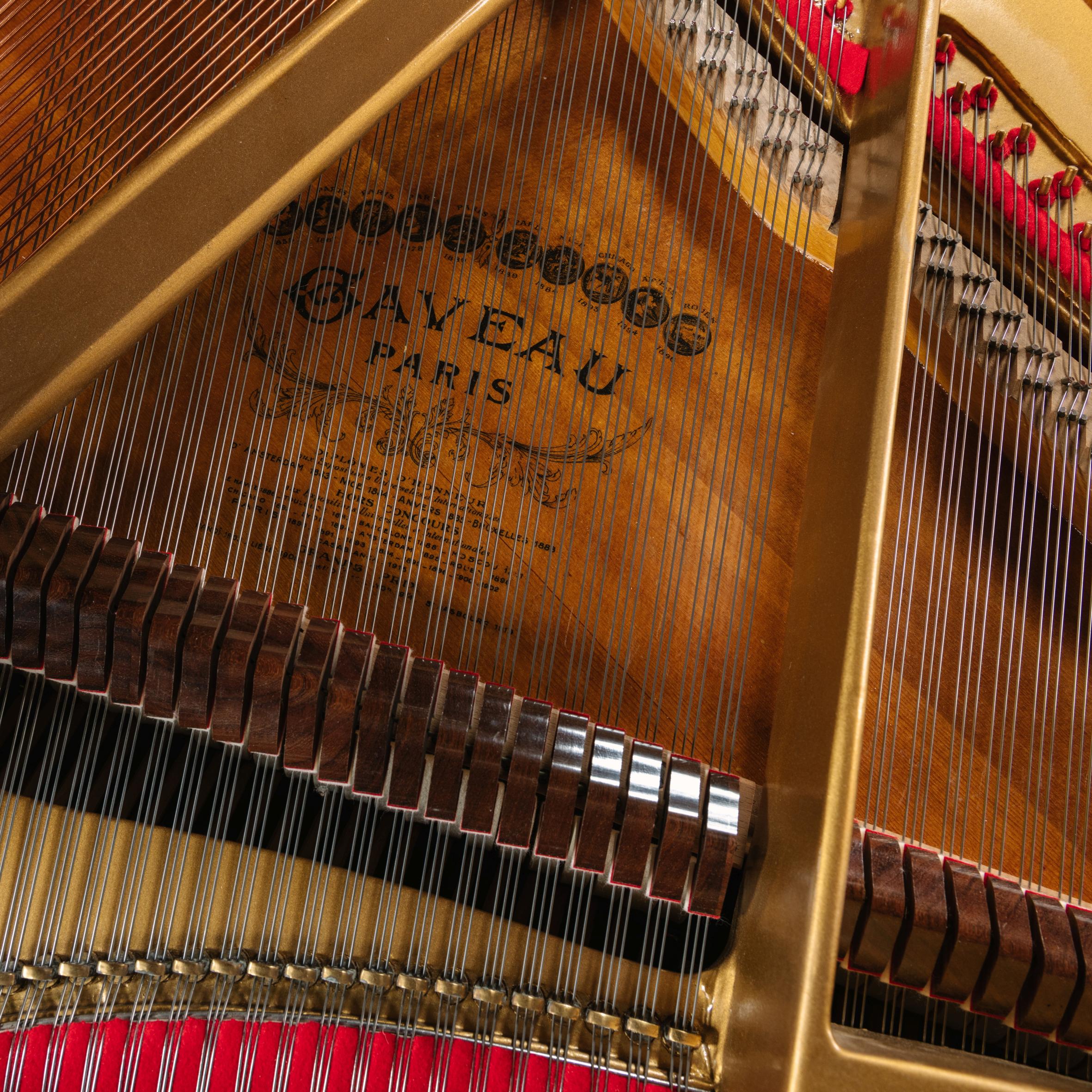 Großes Klavier im Louis-XVI-Stil GBaby von Gaveau Paris (Goldbronze) im Angebot