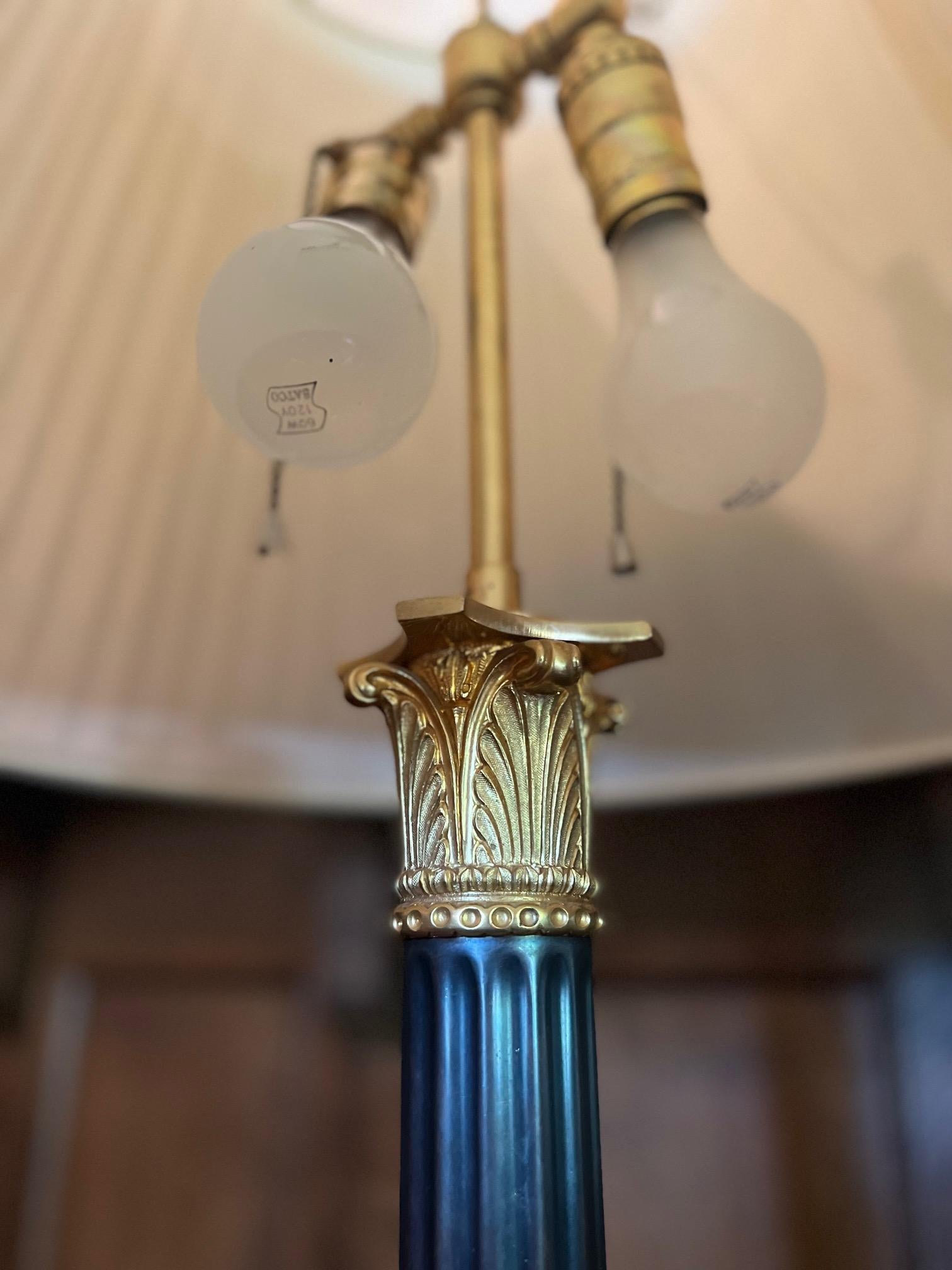 Paire de lampes de style Louis XVI en bronze doré et patiné de Gherardo Degli Albizzi en vente 4