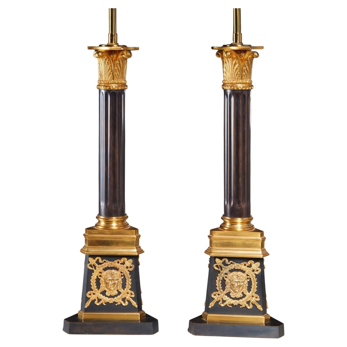 Fin du 20e siècle, paire de lampes de table italiennes de style Louis XVI en bronze doré, bronze patiné et bronze doré par Gherardo Degli Albizzi. De belle qualité, à deux lumières, cannelé, corps colonnaire, décor classique appliqué au chapiteau