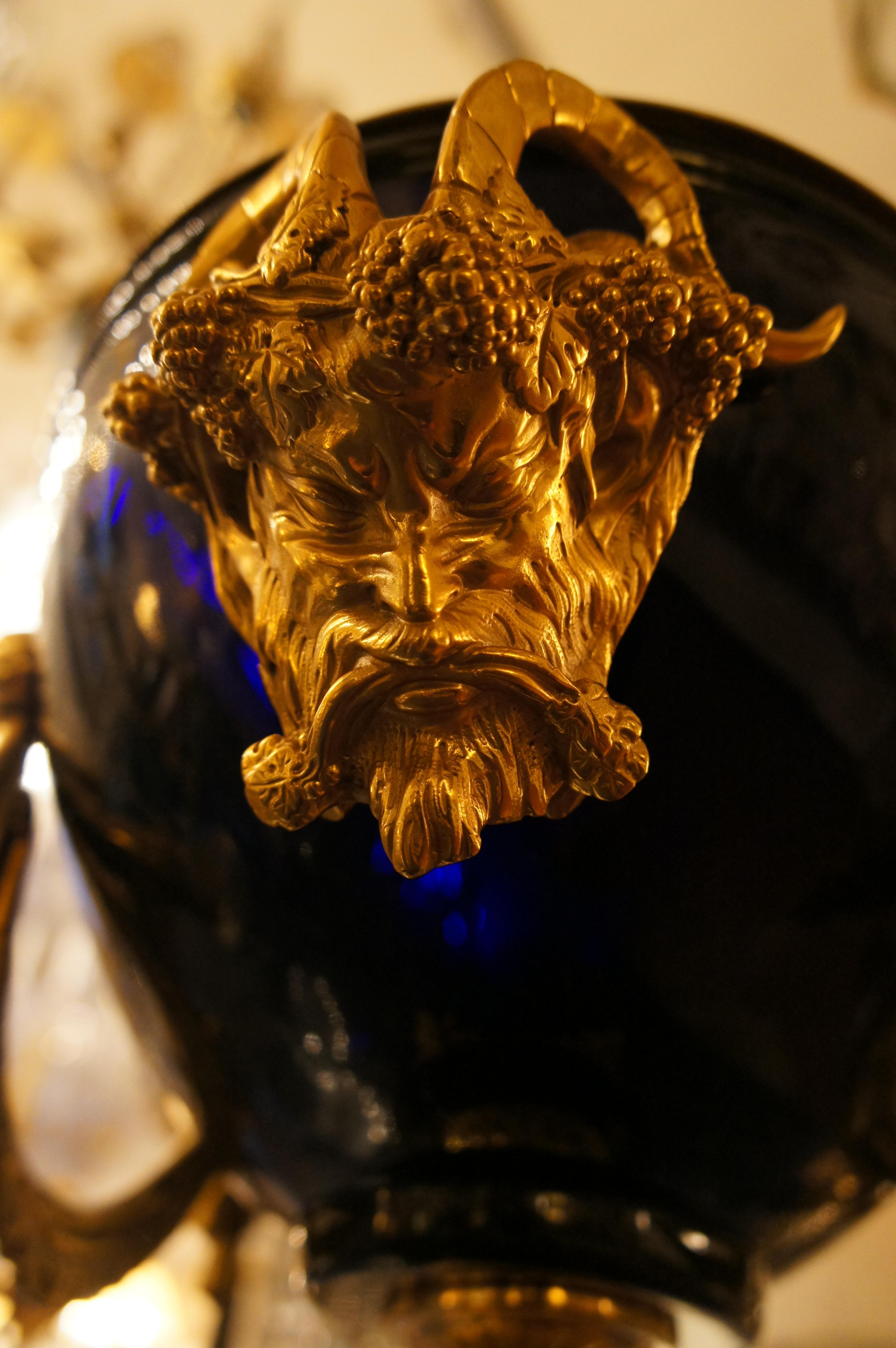 Cette coupe ovale de style Louis XVI en bronze doré et cristal bleu cobalt de Gherardo Degli Albizzi présente un bronze ciselé de haute qualité. Le bord supérieur de la coupe en cristal bleu est orné d'une bordure en bronze avec des gravures