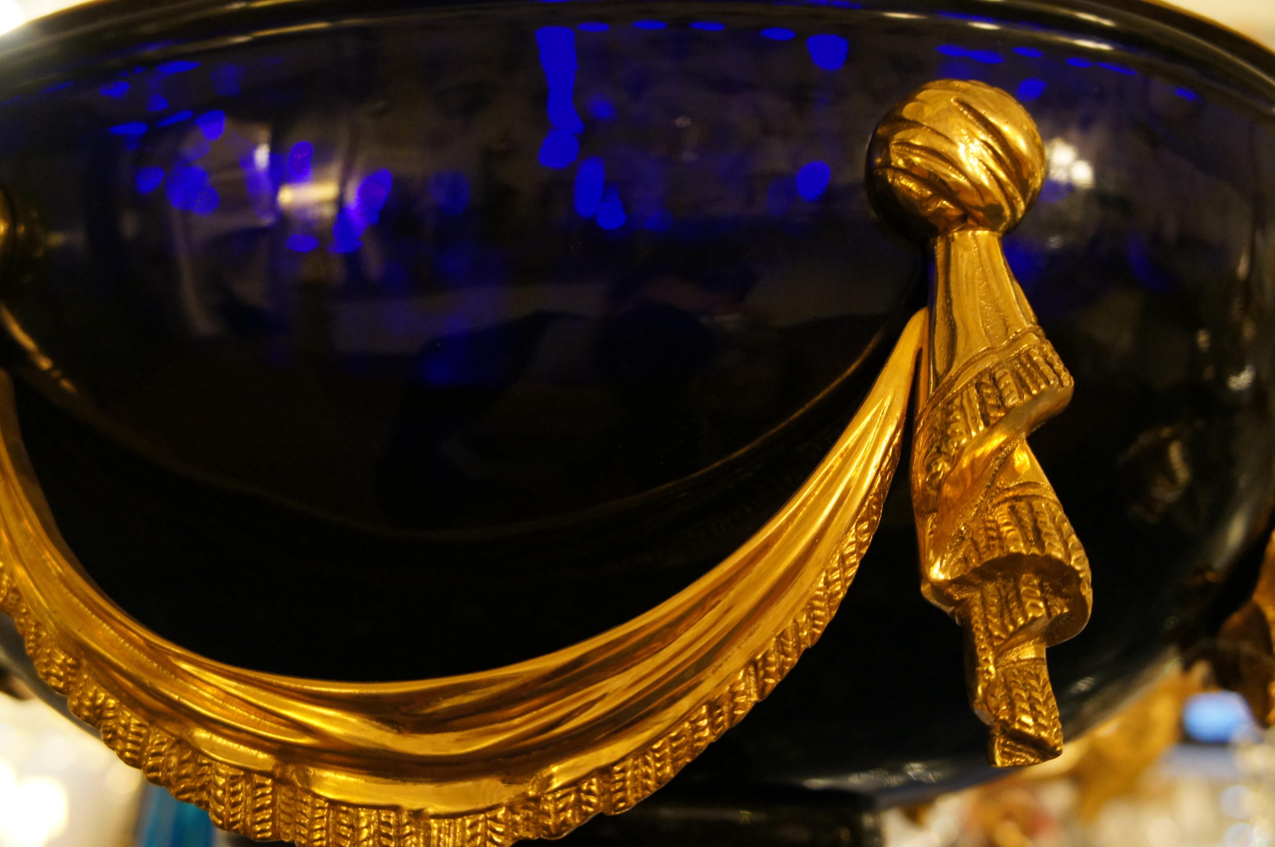 italien Bol de style Louis XVI en bronze doré et cristal bleu de Gherardo Degli Albizzi en vente