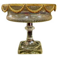 Cuenco con pedestal de bronce dorado y cristal tallado estilo Luis XVI