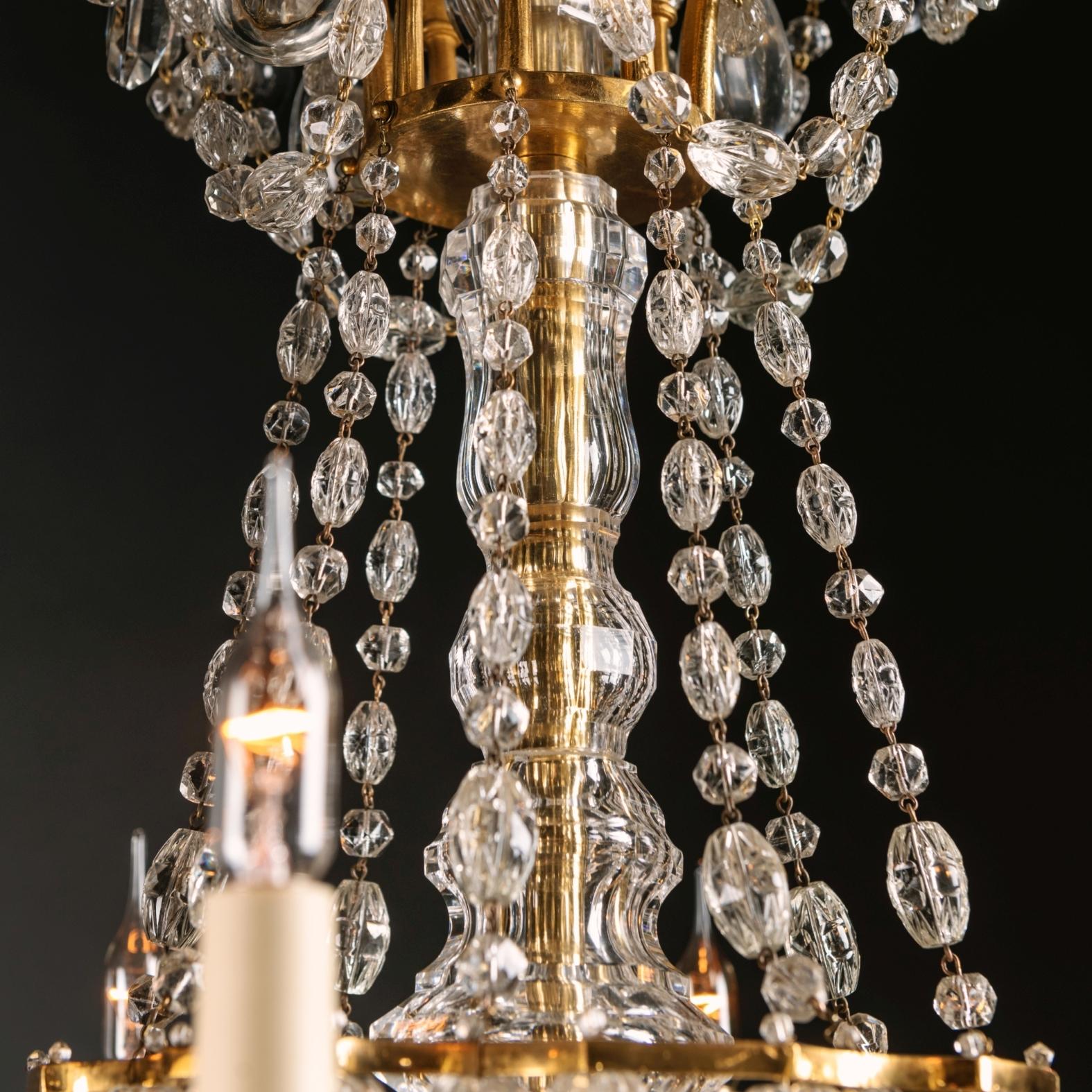 Araña de ocho luces estilo Luis XVI de bronce dorado y cristal tallado siglo XIX en venta
