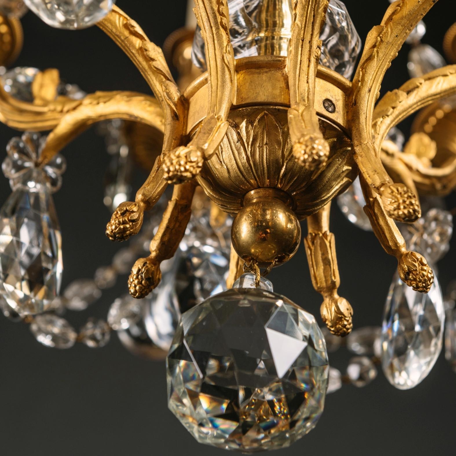 Araña de ocho luces estilo Luis XVI de bronce dorado y cristal tallado en venta 2