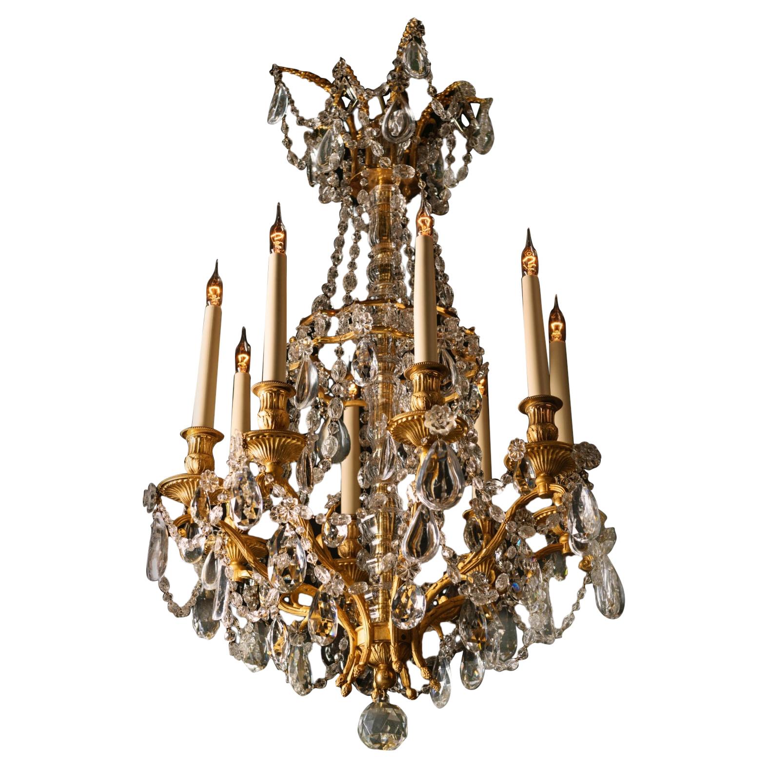 Lustre à huit lumières de style Louis XVI en bronze doré et verre taillé