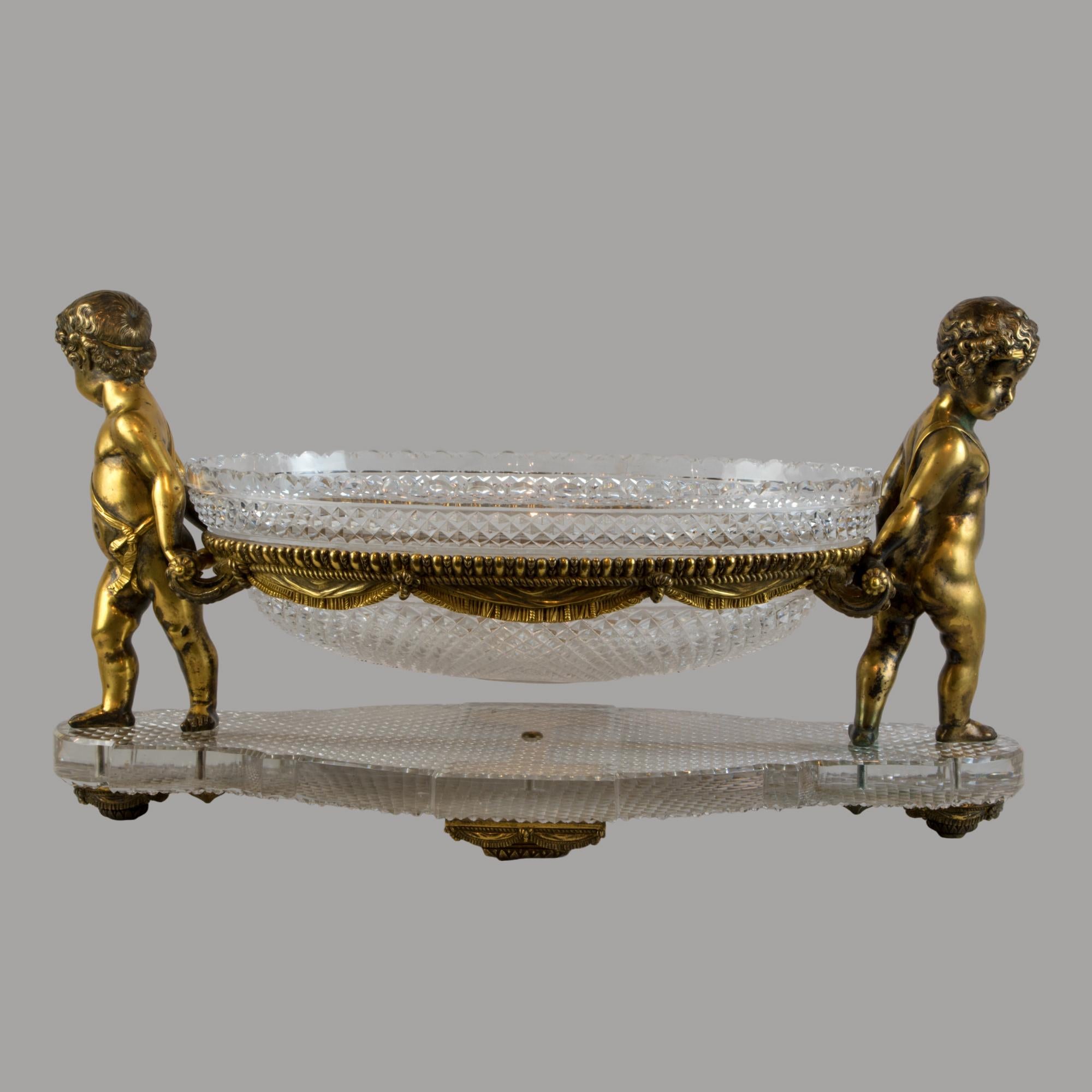 Figuraler Tafelaufsatz aus vergoldeter Bronze und geschliffenem Glas im Louis-XVI.-Stil nach Baccarat (Französisch) im Angebot