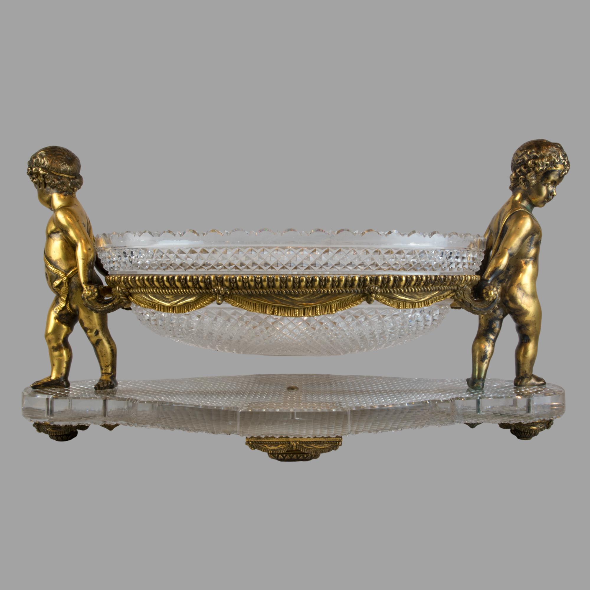 Figuraler Tafelaufsatz aus vergoldeter Bronze und geschliffenem Glas im Louis-XVI.-Stil nach Baccarat (19. Jahrhundert) im Angebot