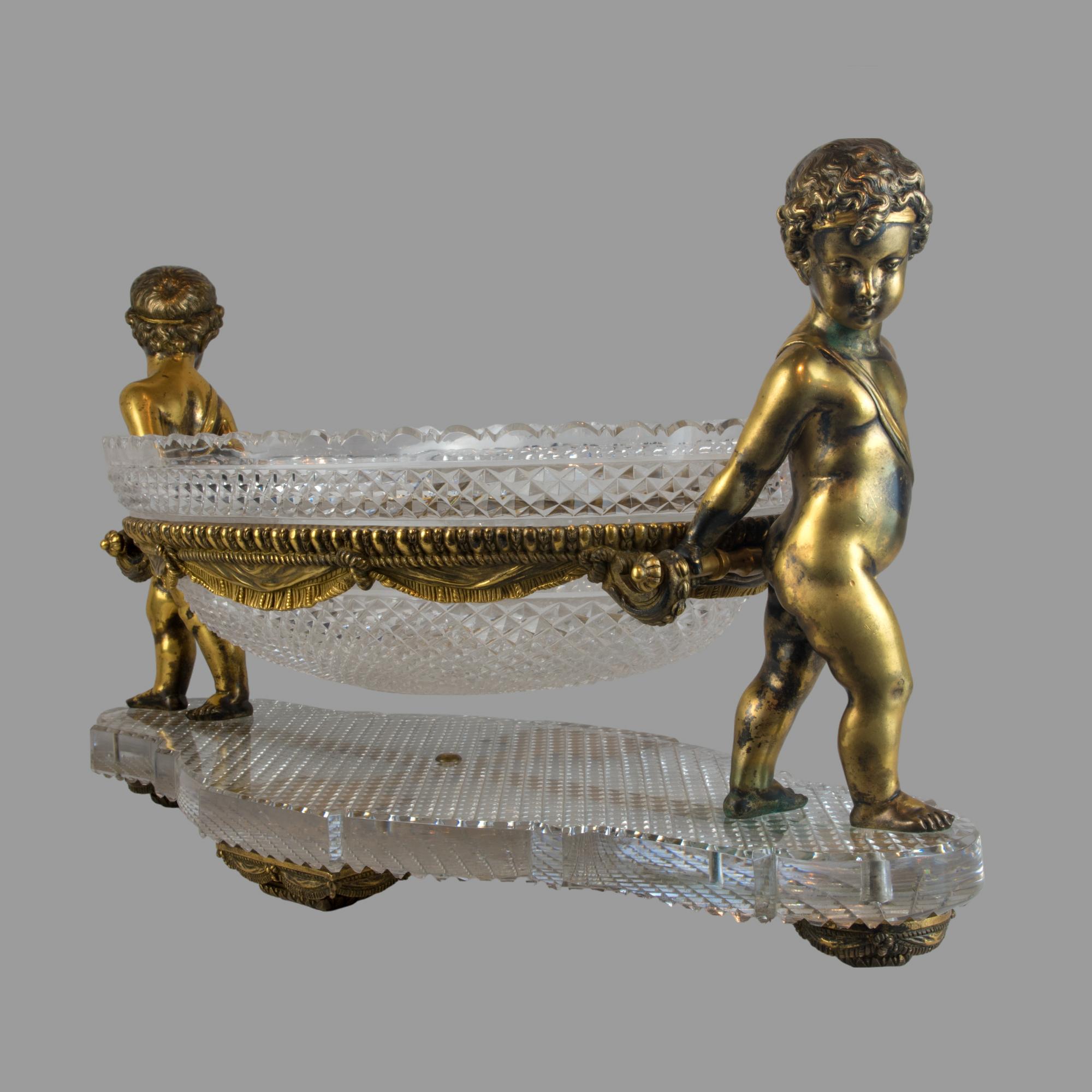 Figuraler Tafelaufsatz aus vergoldeter Bronze und geschliffenem Glas im Louis-XVI.-Stil nach Baccarat im Angebot 1