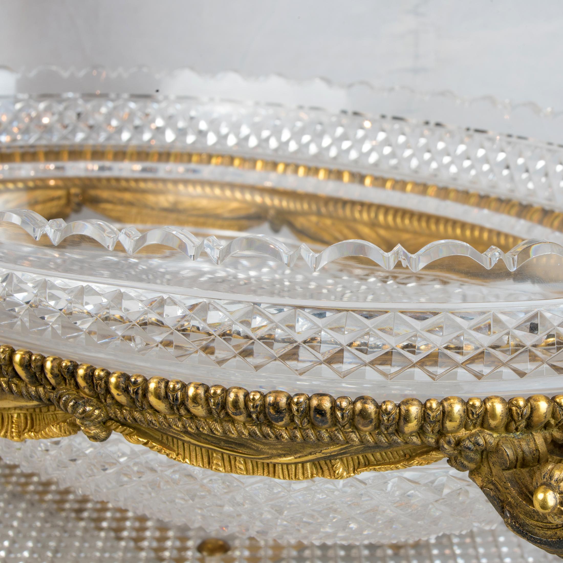 Figuraler Tafelaufsatz aus vergoldeter Bronze und geschliffenem Glas im Louis-XVI.-Stil nach Baccarat im Angebot 3