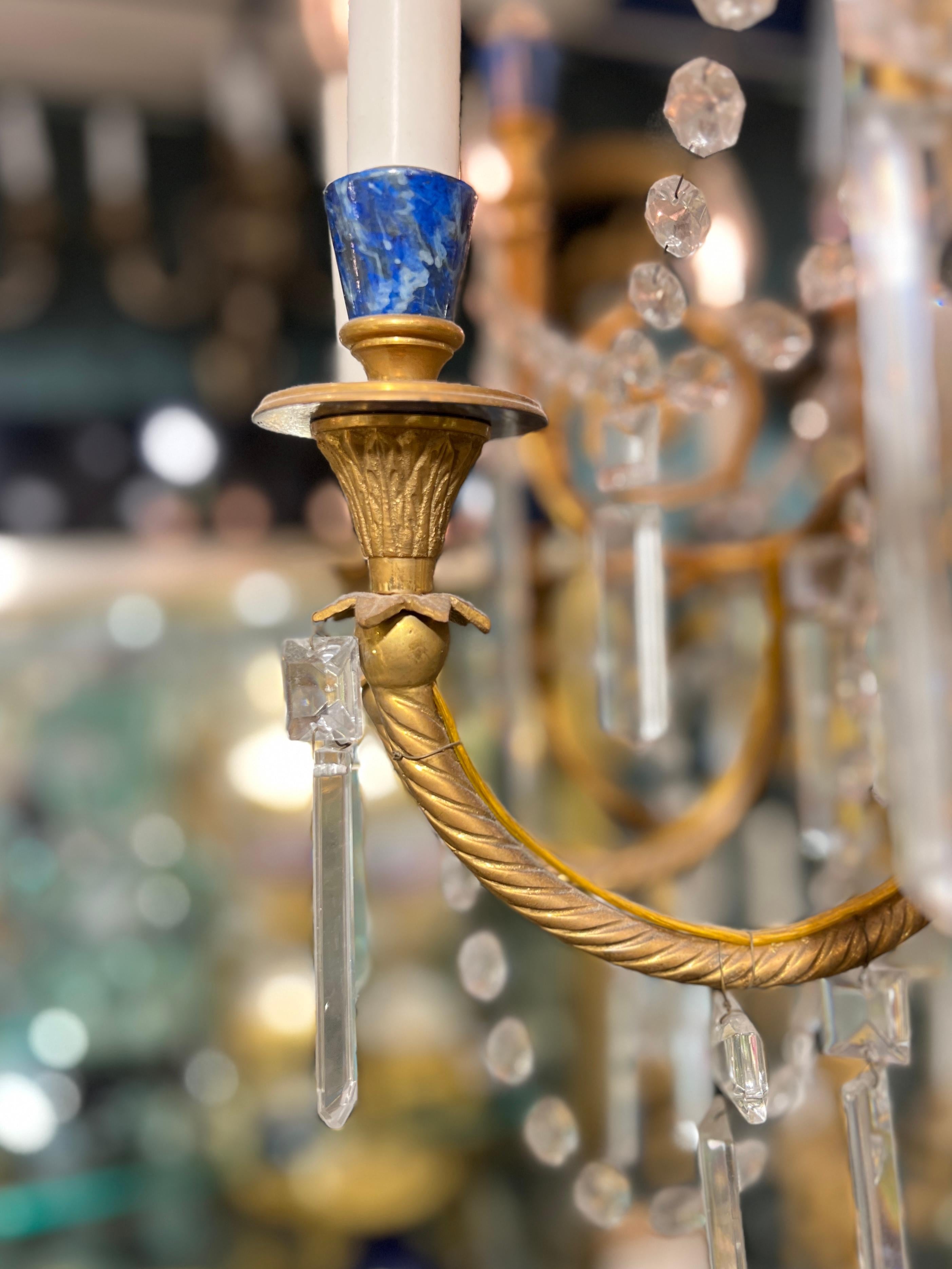 Italiano Lampadario a 12 luci in stile Impero Russo Baltico, bronzo dorato e finto lapis in vendita