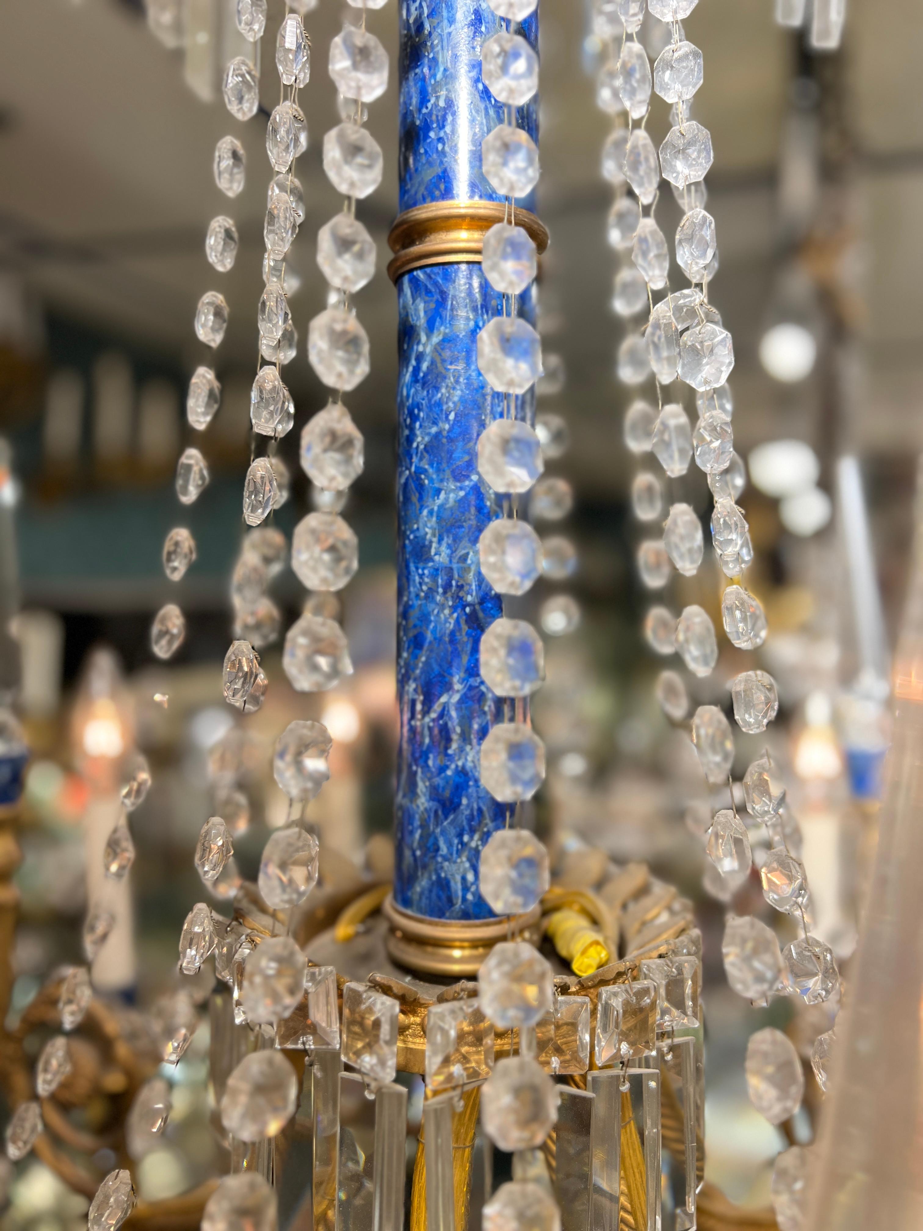 XIX secolo Lampadario a 12 luci in stile Impero Russo Baltico, bronzo dorato e finto lapis in vendita
