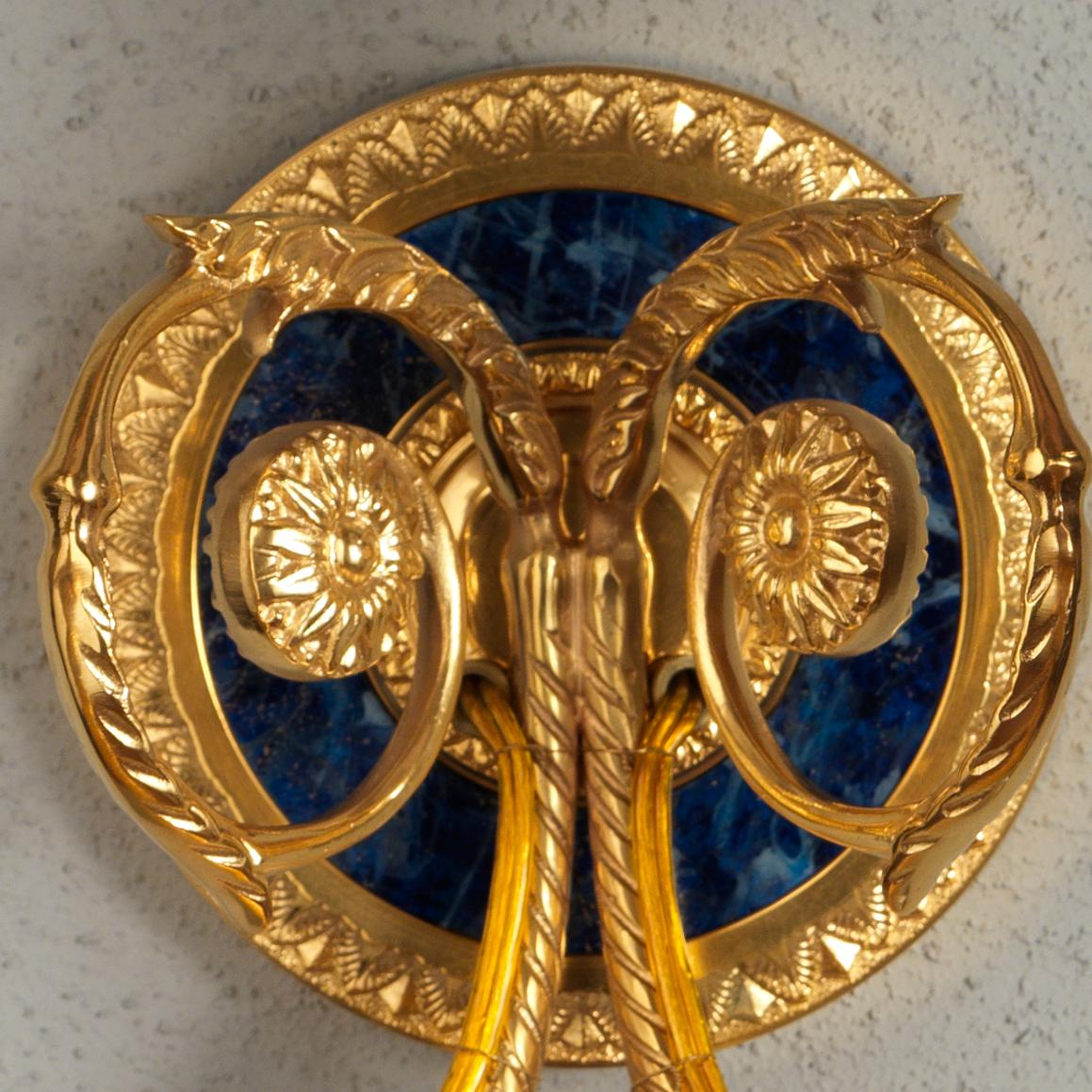 Auf diesem Louis XVI Stil vergoldeter Bronze und Lapislazuli Wandleuchter von Gherardo Degli Albizzi ist es möglich, die handgefertigte Arbeit der vergoldeten Bronze Dekorationen wie Zweige pflanzlichen Motiven in der Nähe der Mitte zu schätzen