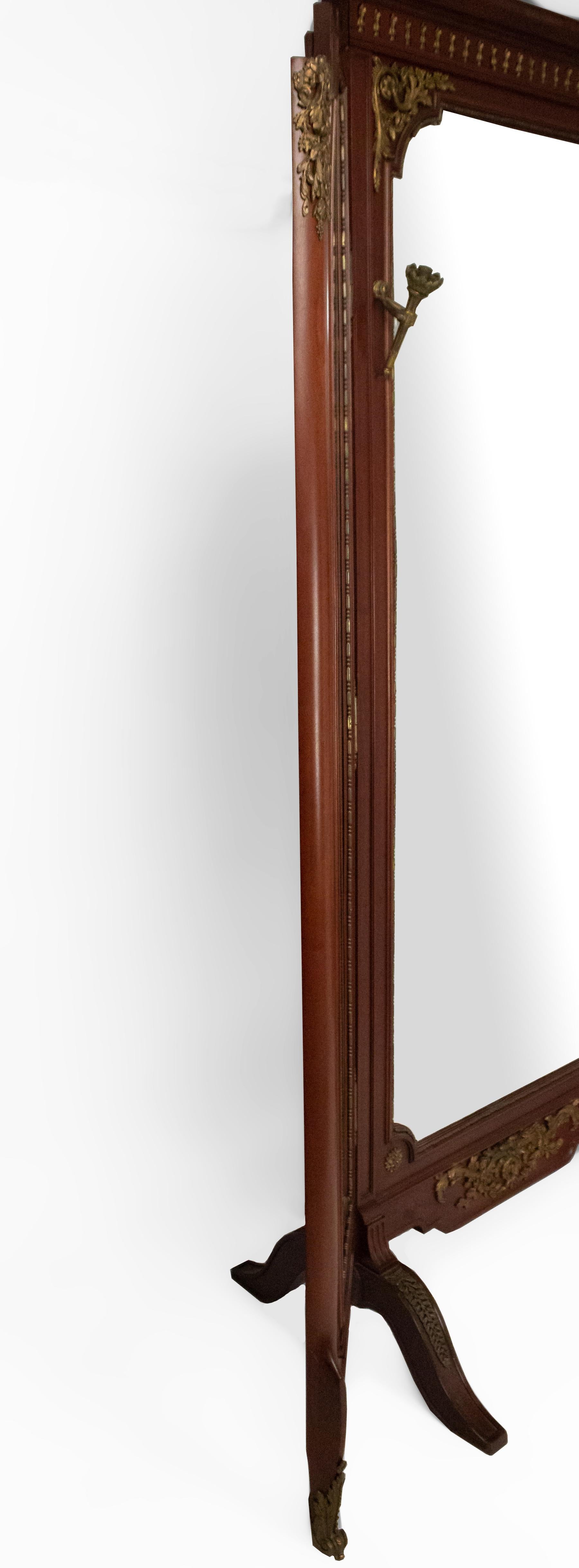 Cheval-Spiegel im Louis-XVI-Stil aus vergoldeter Bronze und Mahagoni im Angebot 6