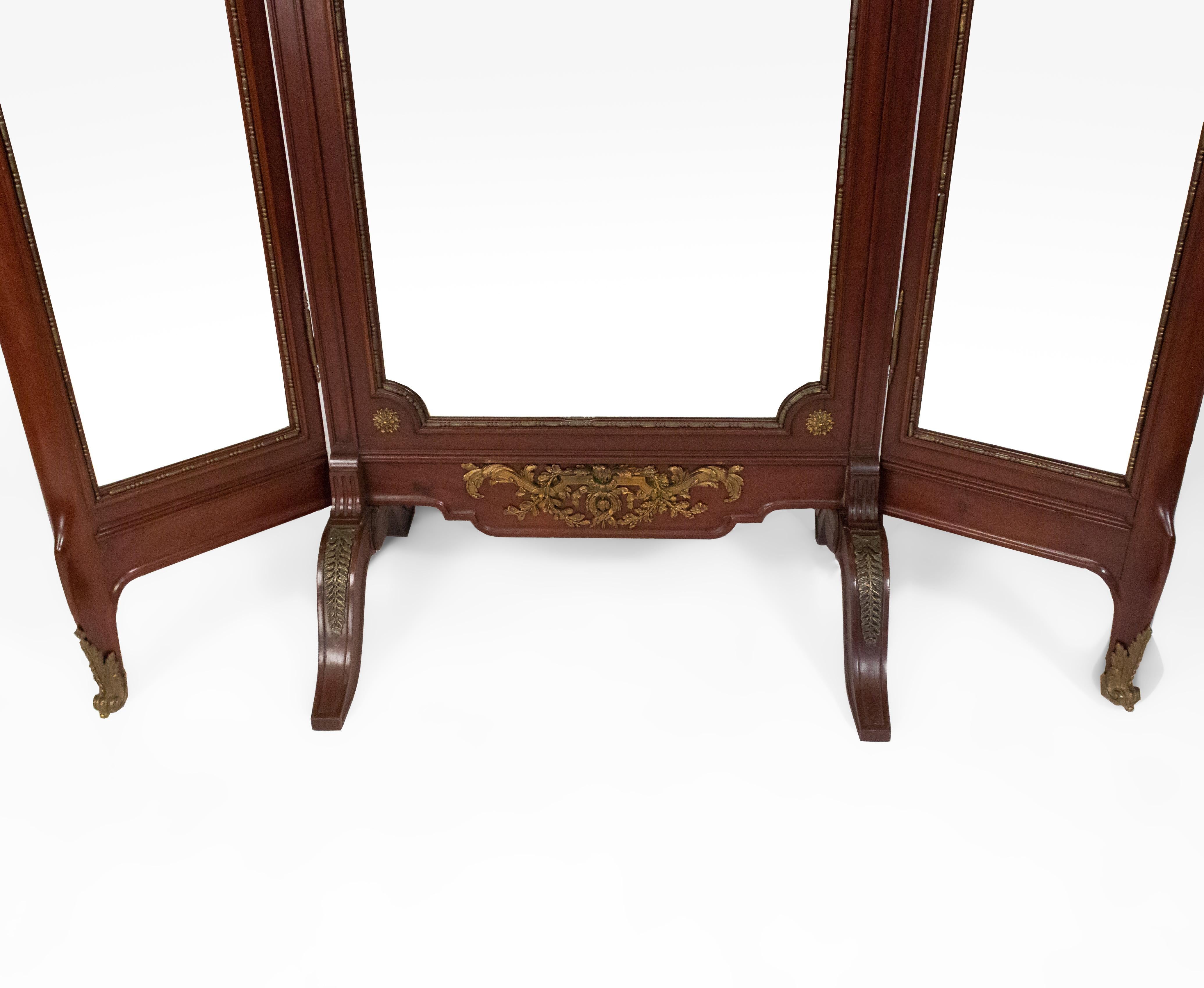 Specchio da toilette/cheval in stile Luigi XVI (19/20° secolo) in mogano rifinito in bronzo dorato con due specchi laterali pieghevoli incernierati e due supporti per candelieri staccabili.