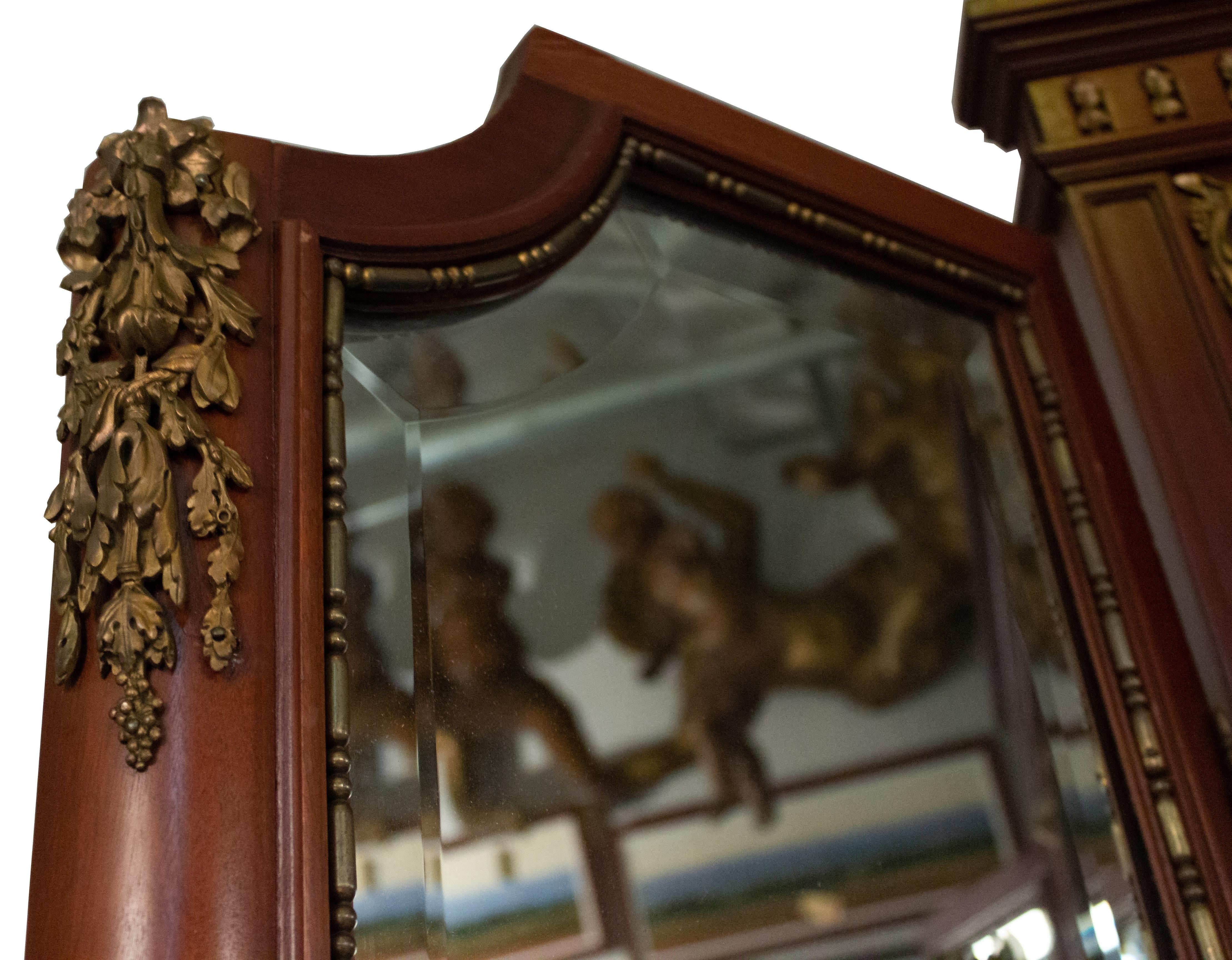Cheval-Spiegel im Louis-XVI-Stil aus vergoldeter Bronze und Mahagoni (Unbekannt) im Angebot