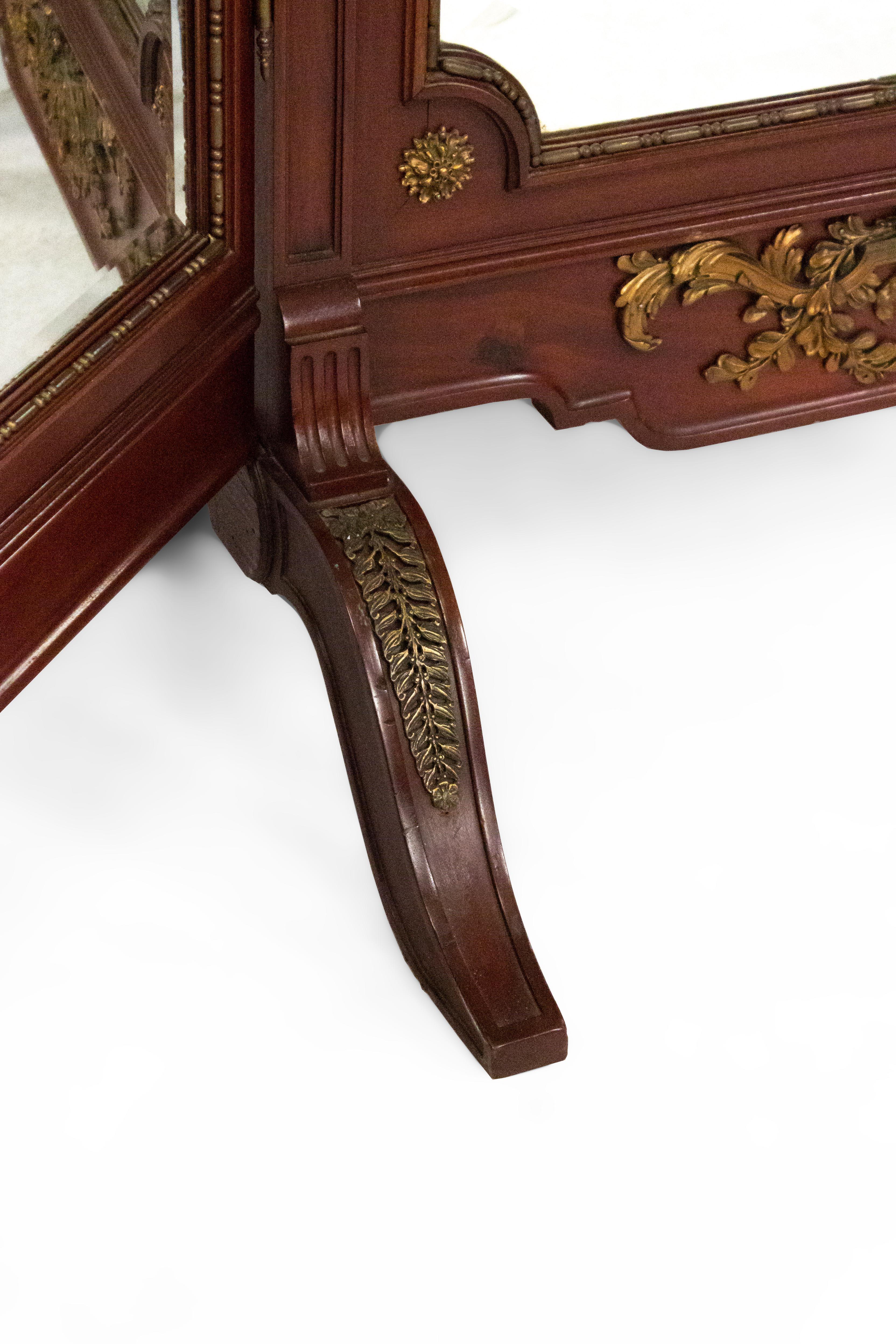 Legno Specchio chevale in stile Luigi XVI in bronzo dorato e mogano in vendita