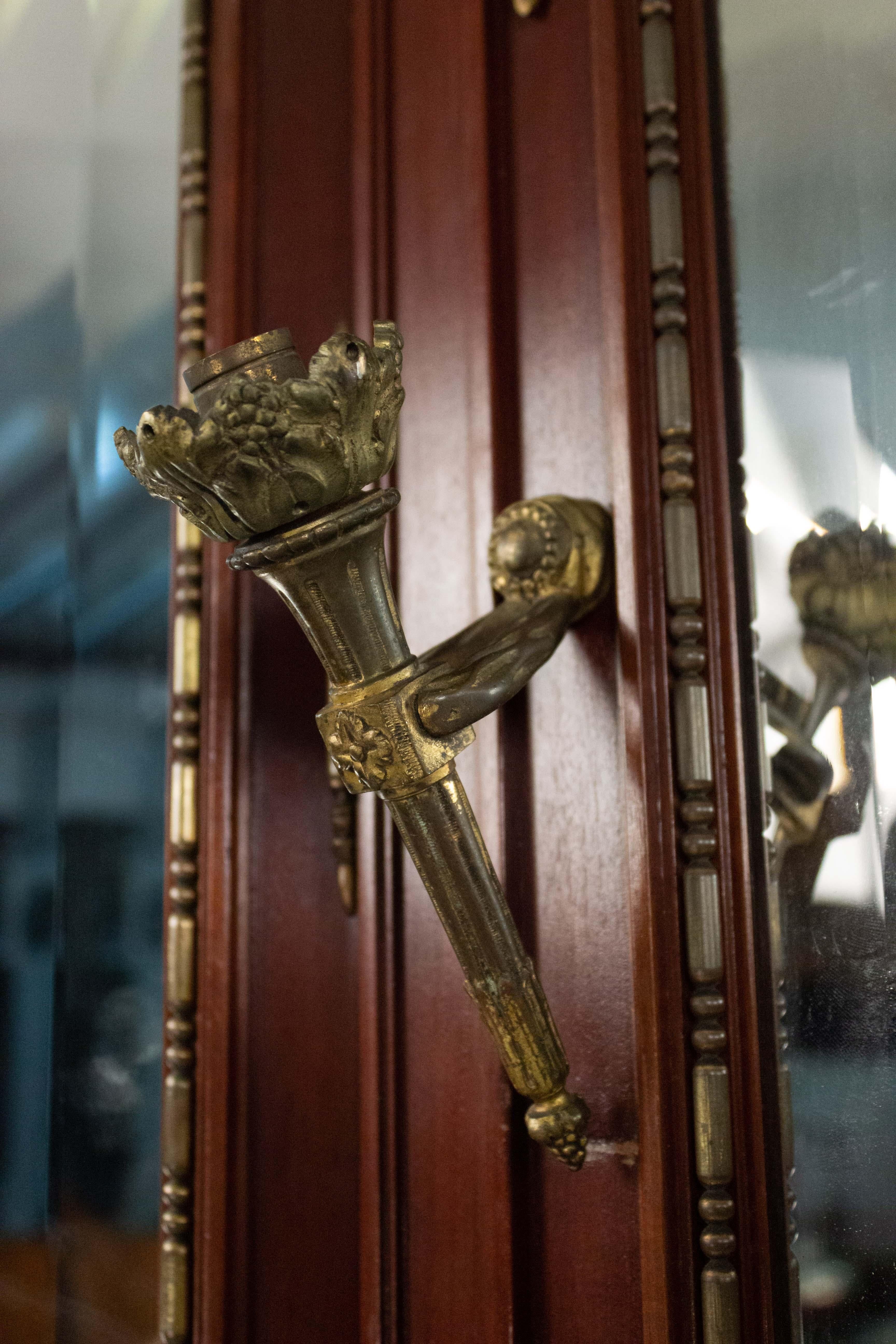 Specchio chevale in stile Luigi XVI in bronzo dorato e mogano in vendita 3