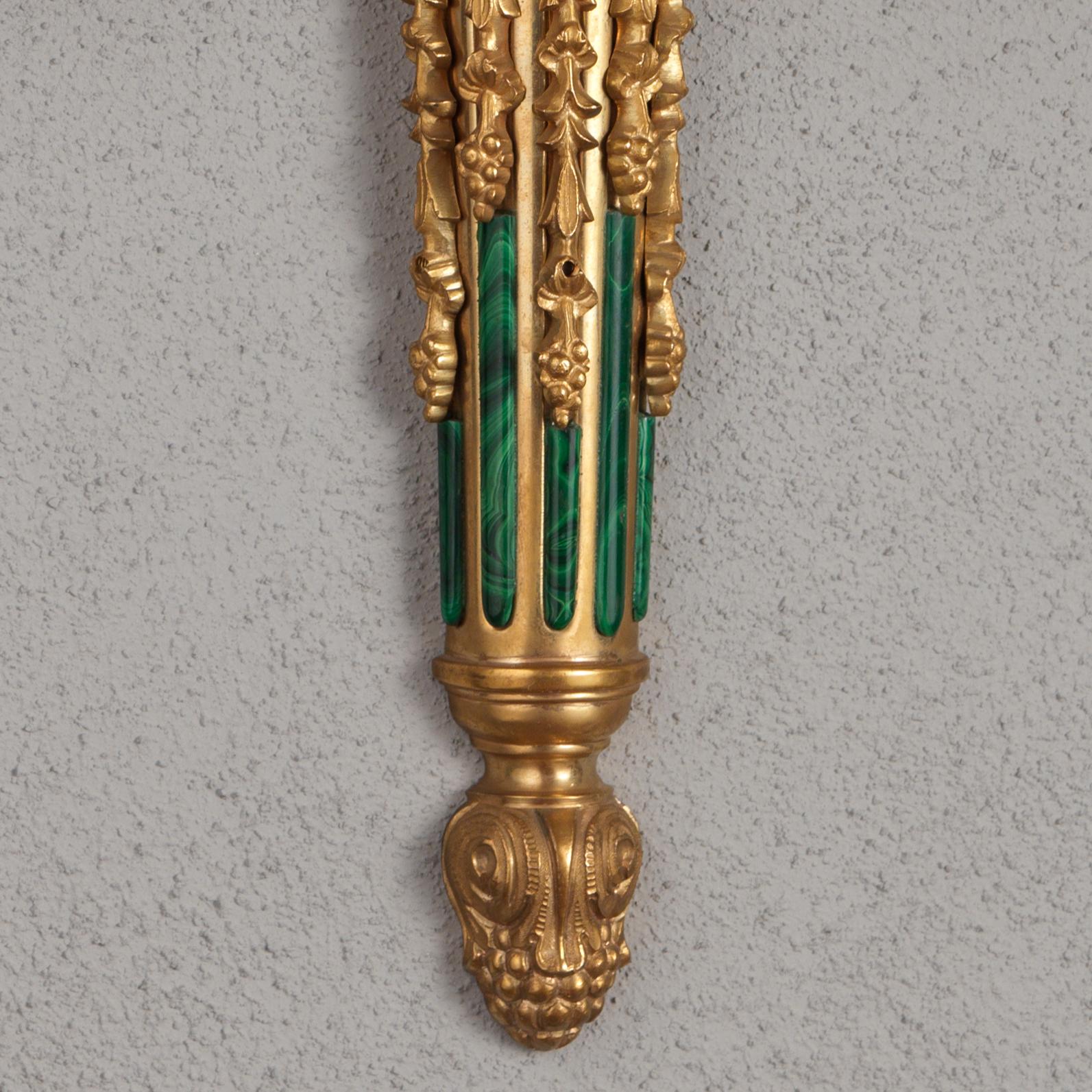 Wandleuchter aus vergoldeter Bronze und Malachit im Louis-XVI-Stil von Gherardo Degli Albizzi (Italienisch) im Angebot