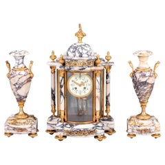 Uhrenset aus vergoldeter Bronze und Marmor im Louis-XVI-Stil
