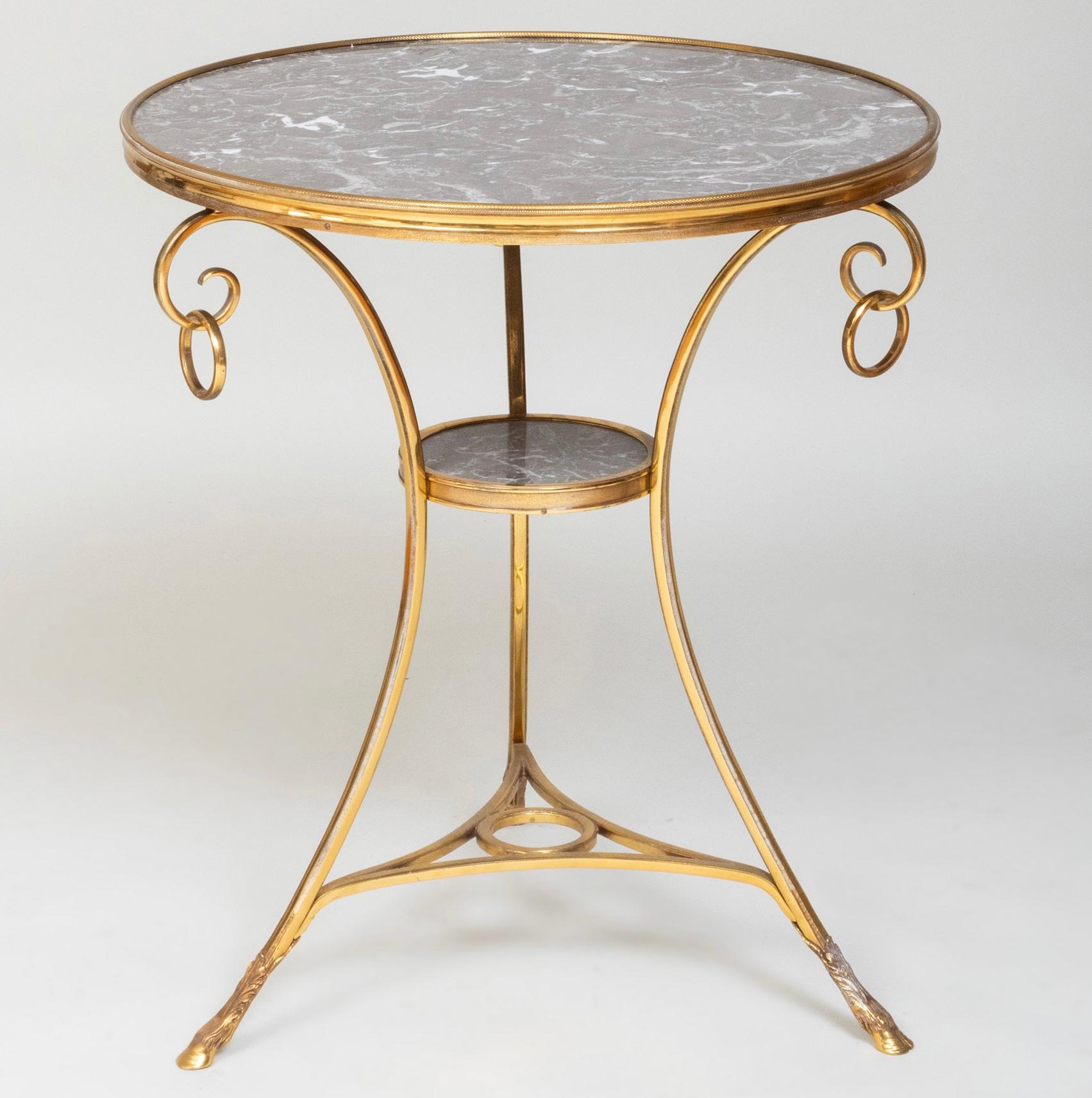 Beistelltisch aus vergoldeter Bronze und Marmor im Louis-XVI-Stil (Louis XVI.) im Angebot