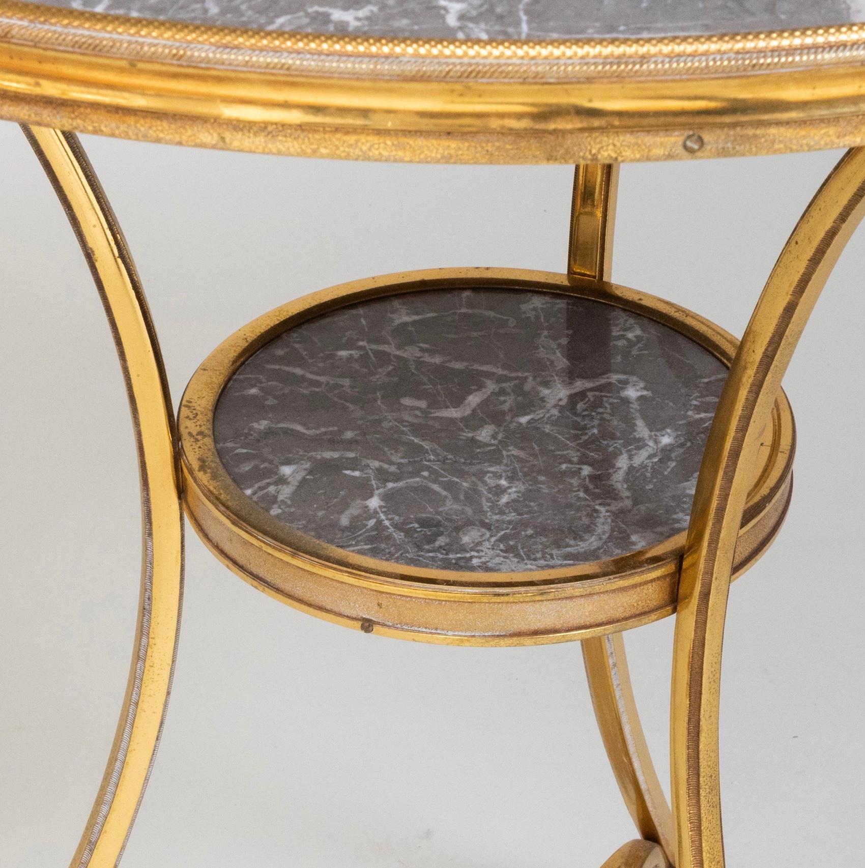 Beistelltisch aus vergoldeter Bronze und Marmor im Louis-XVI-Stil im Zustand „Gut“ im Angebot in Hudson, NY