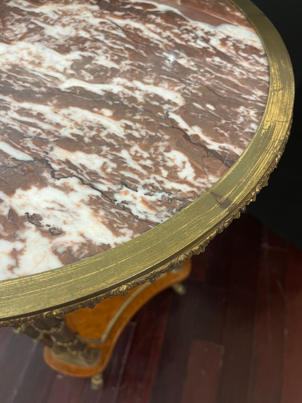Francese Tavolo Gueridon in stile Luigi XVI in bronzo dorato e piano in marmo in vendita
