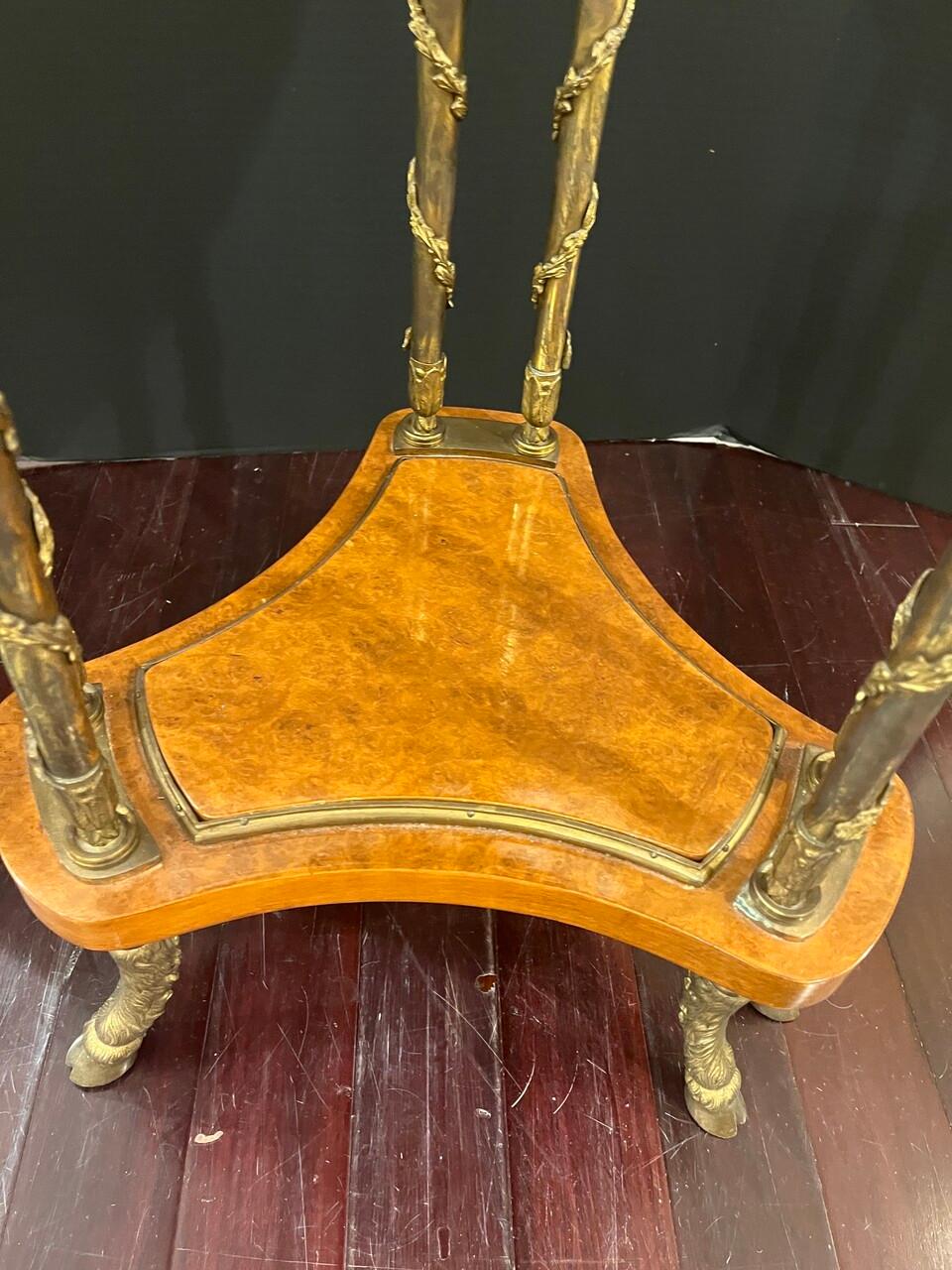 Tavolo Gueridon in stile Luigi XVI in bronzo dorato e piano in marmo In condizioni buone in vendita a Houston, TX