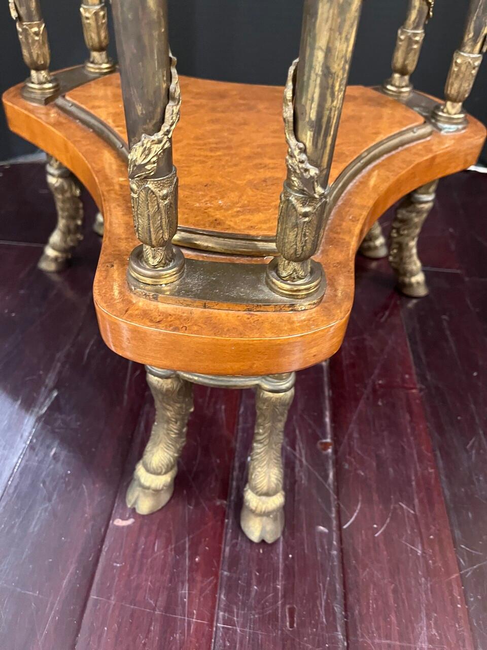 XX secolo Tavolo Gueridon in stile Luigi XVI in bronzo dorato e piano in marmo in vendita