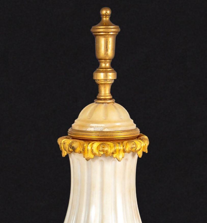 Bronzo Urne in bronzo dorato e marmo in stile Luigi XVI, coppia in vendita
