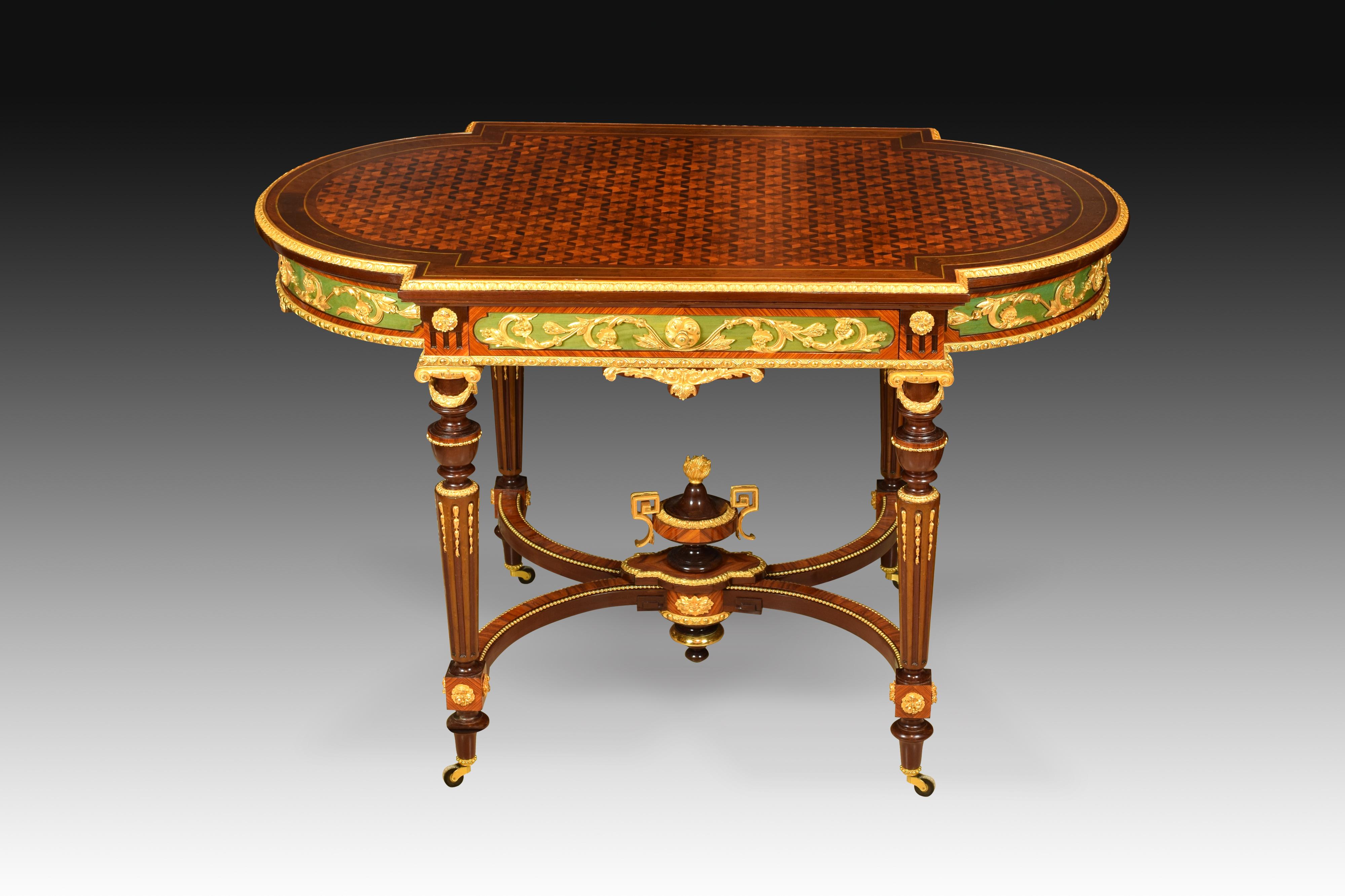 Louis XVI style table, France, 19th century. Plated lid. Mahogany, rosewood, gilded bronze. The legs, which maintain their respective sheaves, have a circular column shape starting from a die and ending in vase forms highlighted with garlands, fine