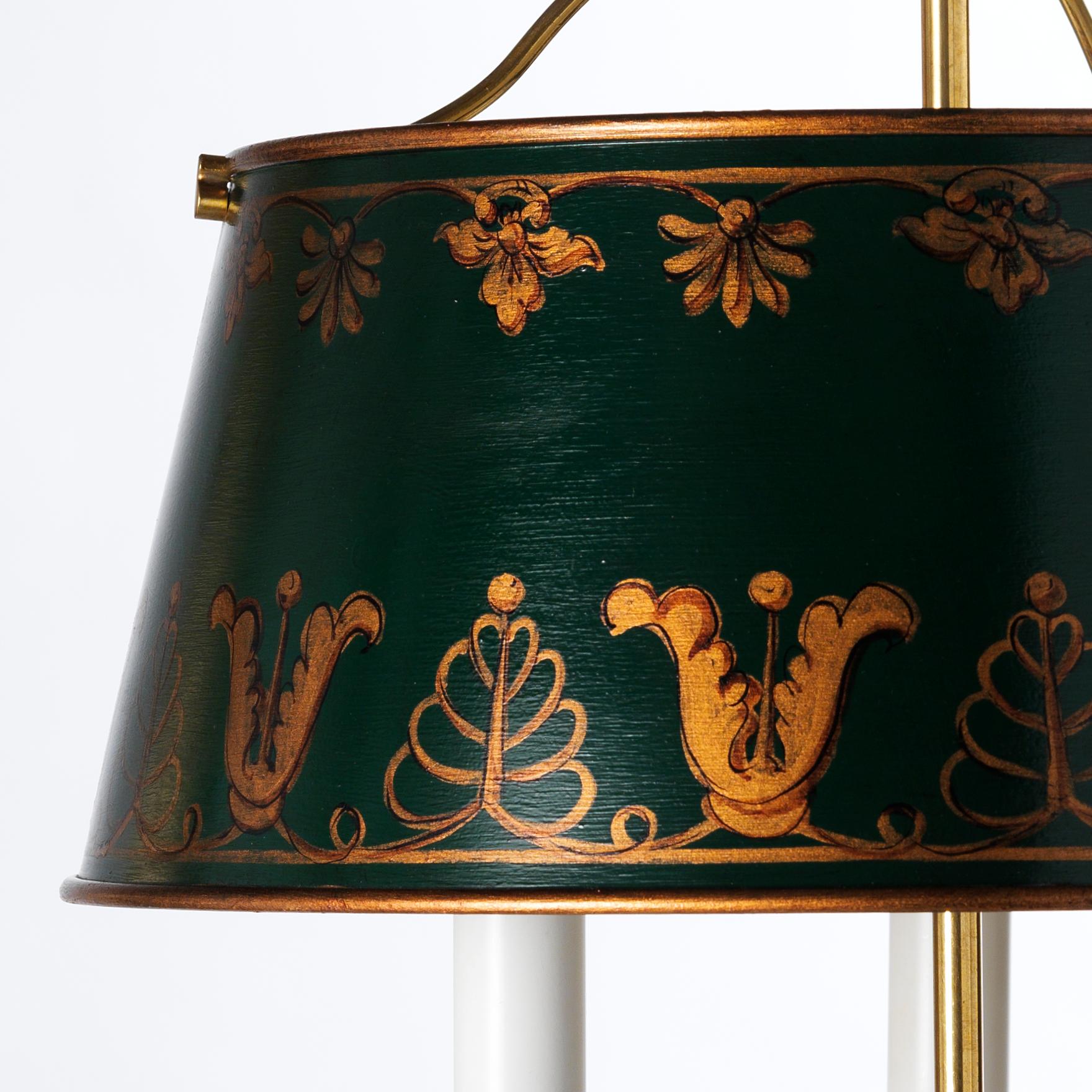 Questa raffinata ed elegante Bouillotte in bronzo dorato e tole dipinta a mano in stile Luigi XVI di Gherardo Degli Albizzi ha tre luci. Il paralume in toleware è dipinto a mano con smalto verde e decorazioni vegetali e di piume in oro. Inoltre può