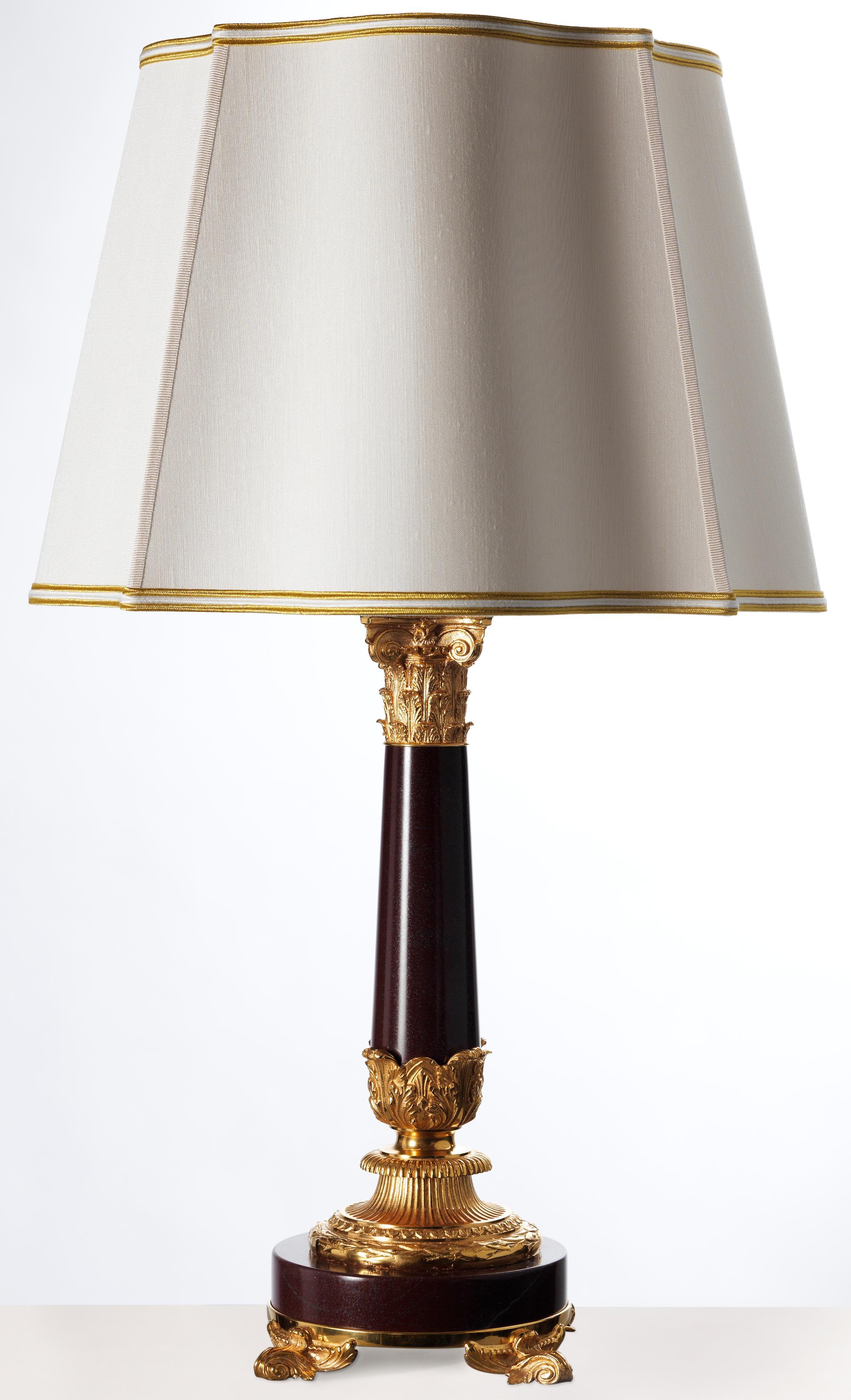 Doré Lampe de style Louis XVI en bronze doré et marbre rouge par Gherardo Degli Albizzi  en vente