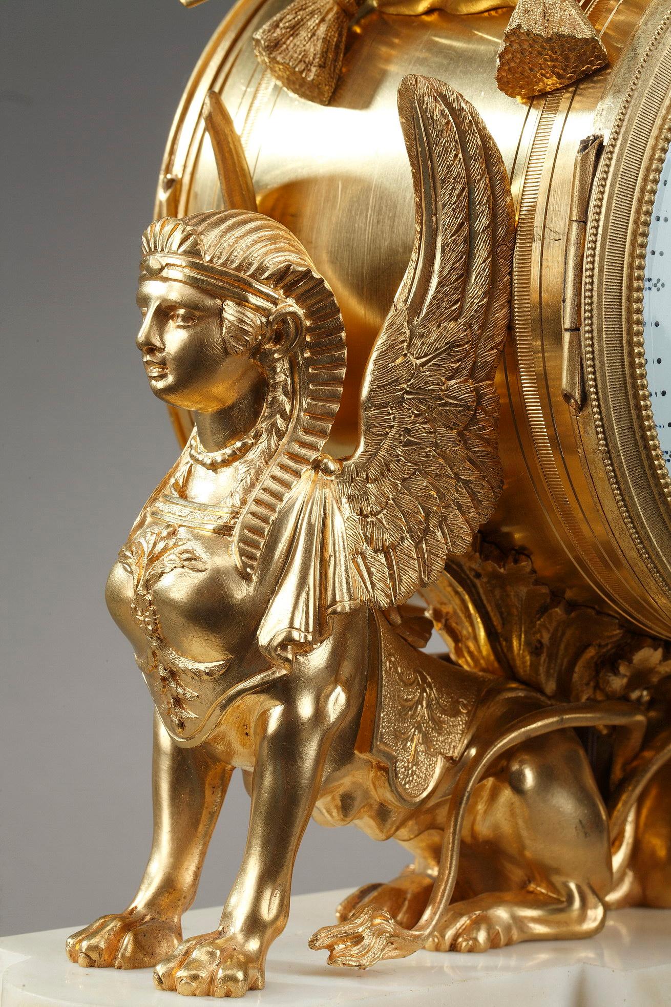 Louis XVI-Stil Uhr aus vergoldeter Bronze und weißem Marmor im Angebot 10