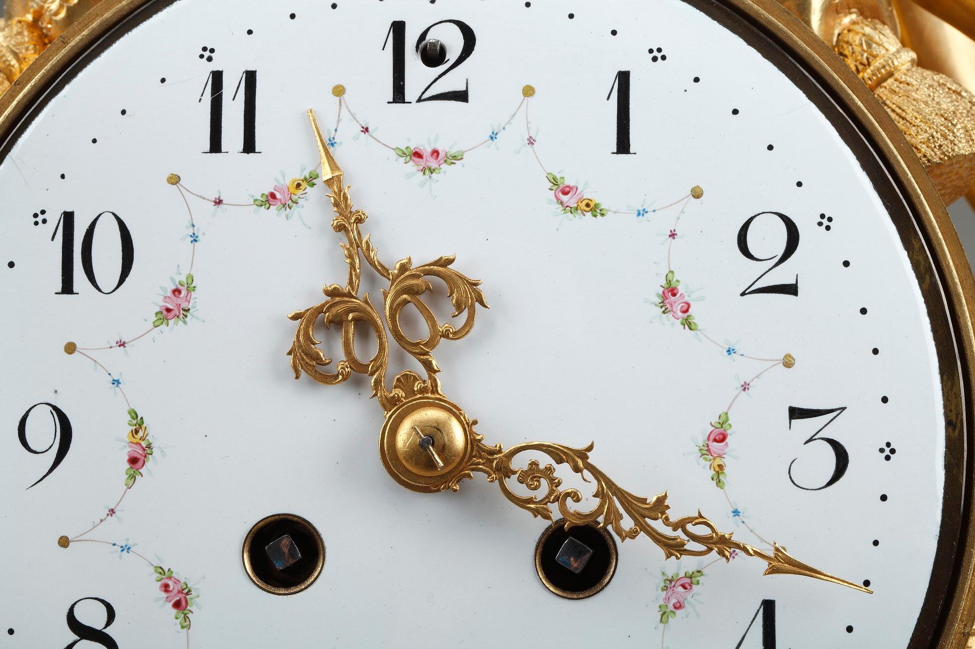 Bronzo Orologio in bronzo dorato e marmo bianco in stile Luigi XVI in vendita