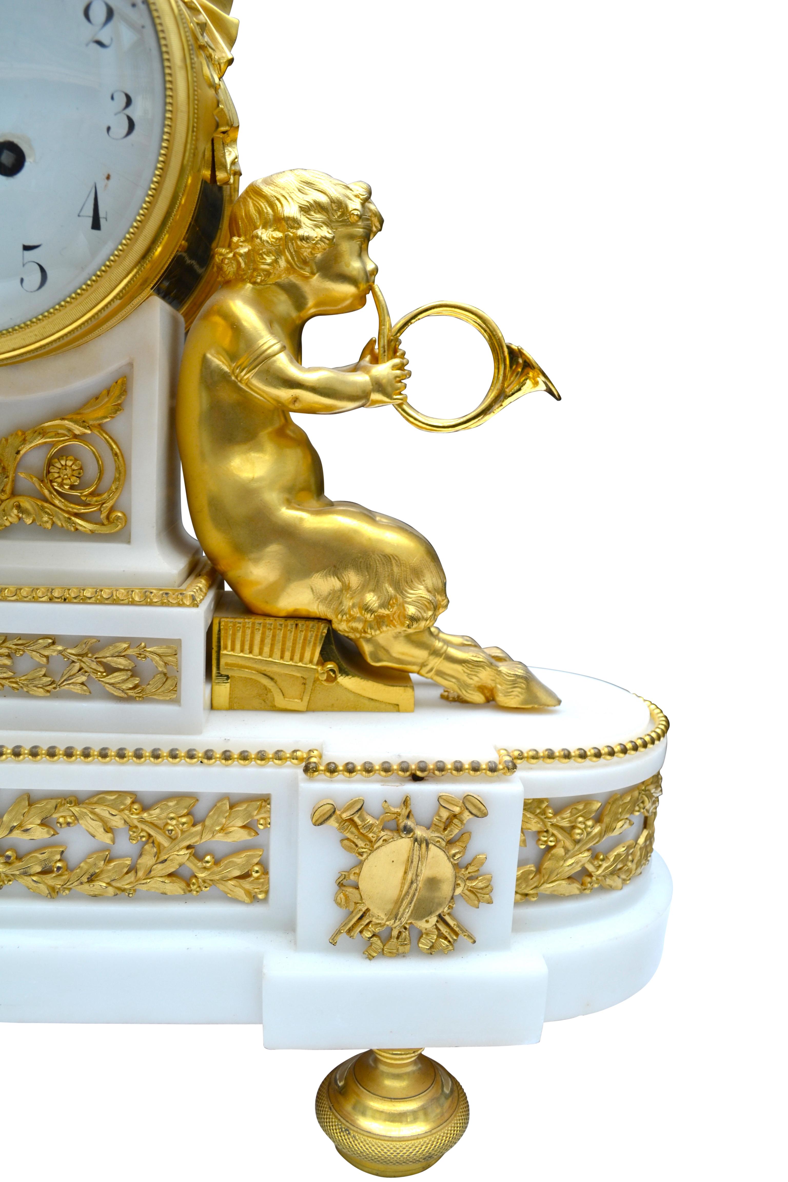 Uhr aus vergoldeter Bronze und weißem Marmor im Louis-XVI-Stil mit Bacchantin und Satyrn (Louis XVI.) im Angebot
