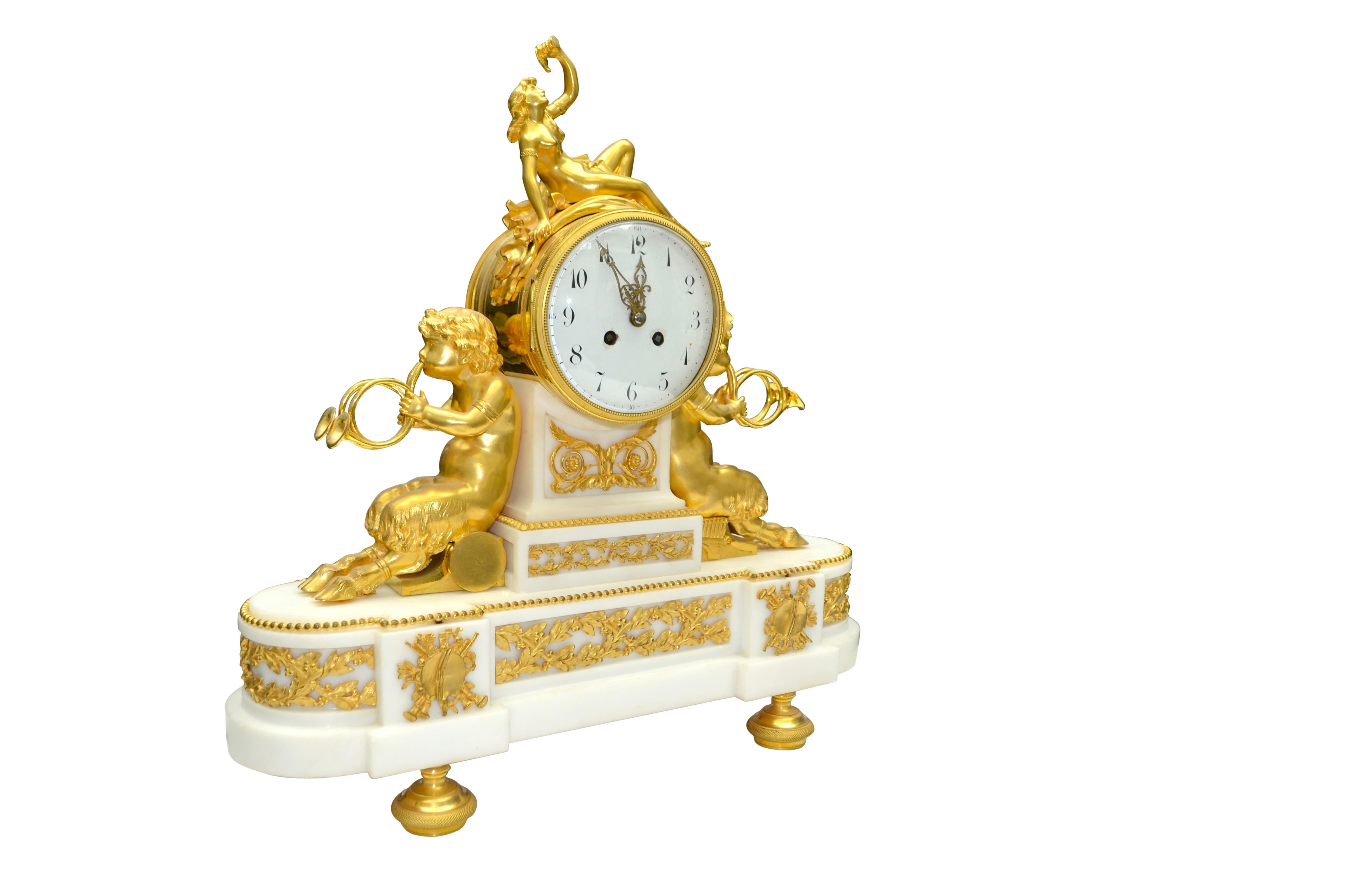 Uhr aus vergoldeter Bronze und weißem Marmor im Louis-XVI-Stil mit Bacchantin und Satyrn im Zustand „Gut“ im Angebot in Vancouver, British Columbia
