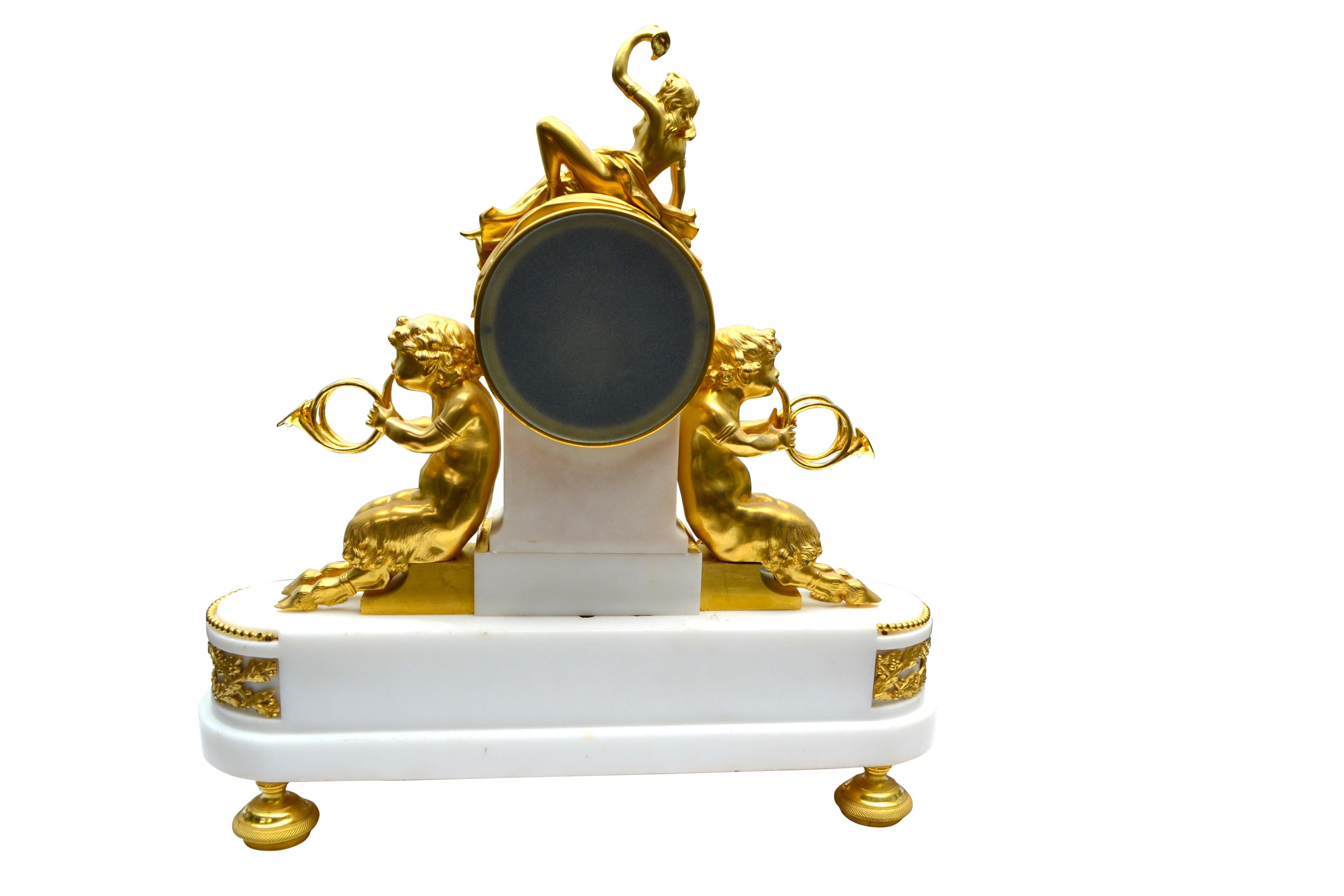 Uhr aus vergoldeter Bronze und weißem Marmor im Louis-XVI-Stil mit Bacchantin und Satyrn im Angebot 1