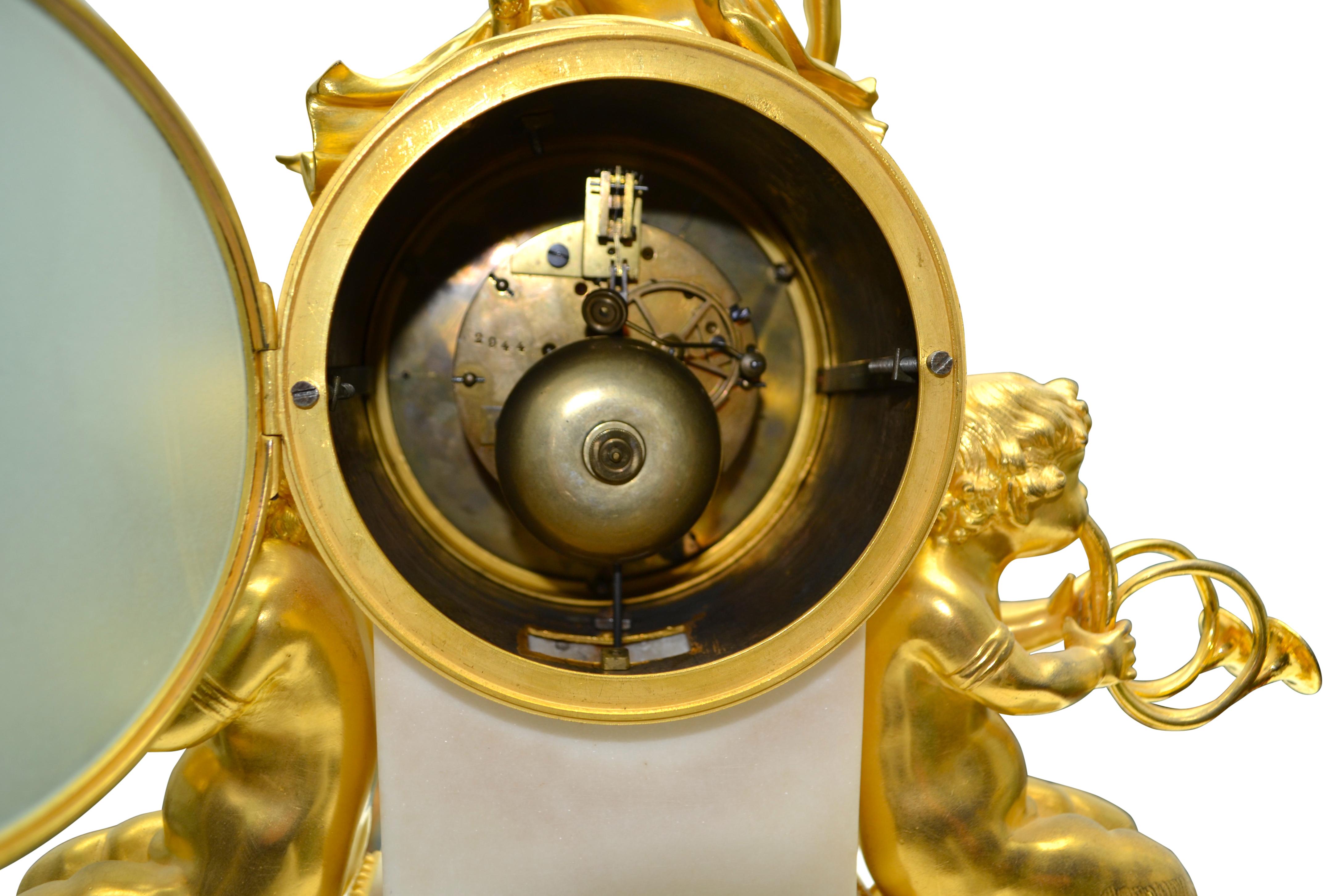 Uhr aus vergoldeter Bronze und weißem Marmor im Louis-XVI-Stil mit Bacchantin und Satyrn im Angebot 2