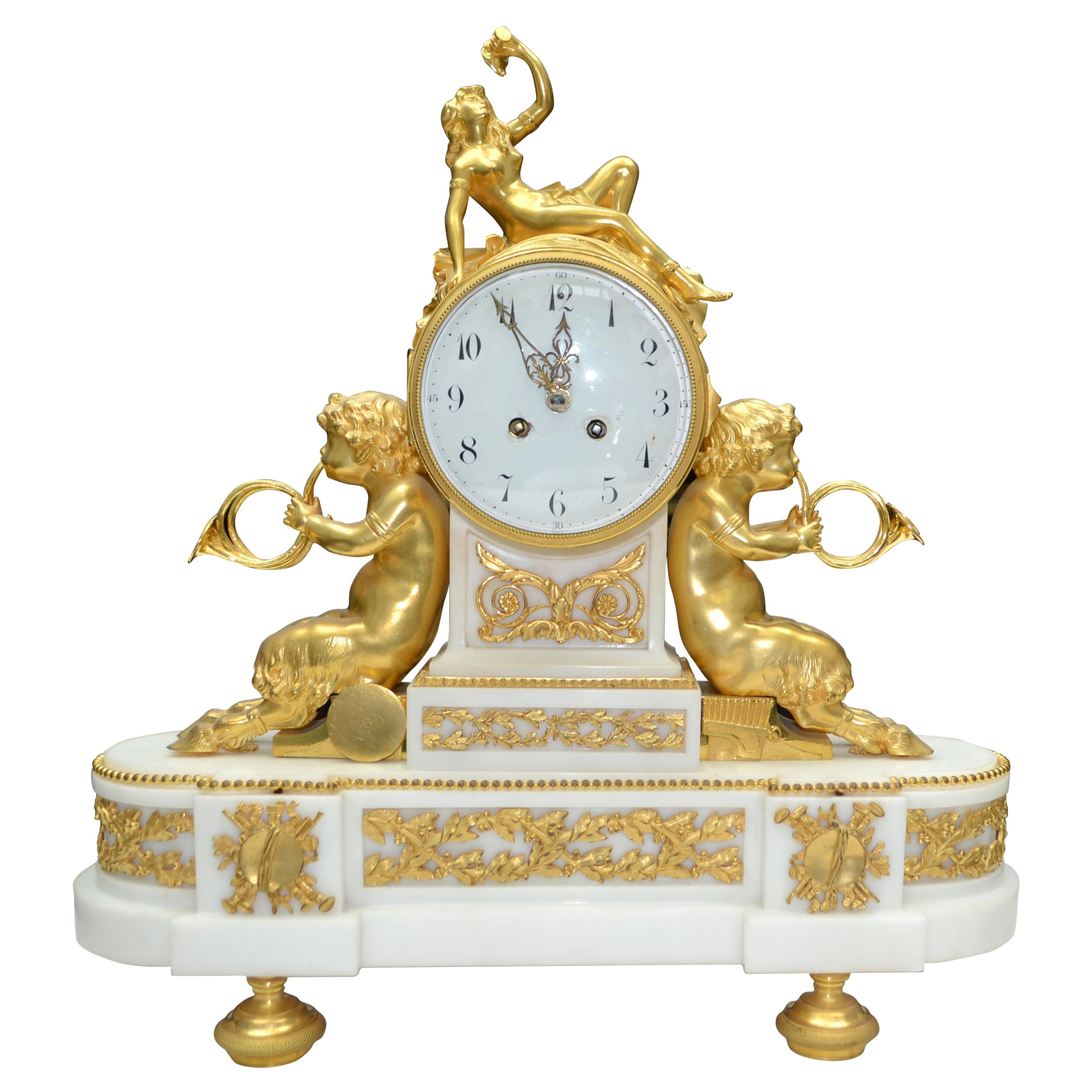 Orologio in bronzo dorato e marmo bianco in stile Luigi XVI con baccante e satiri in vendita
