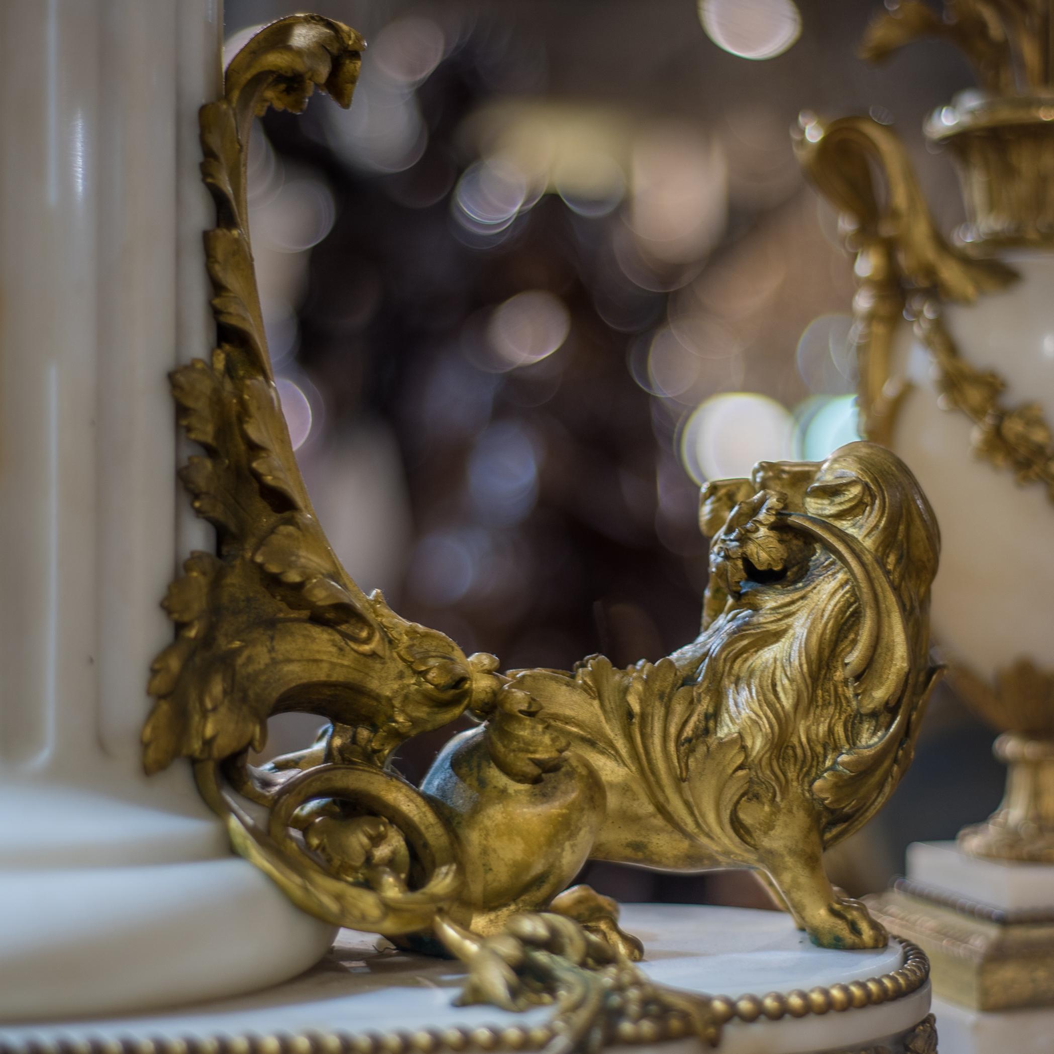 Figurale Kaminuhr aus vergoldeter Bronze und weißem Marmor im Louis-XVI.-Stil im Angebot 3
