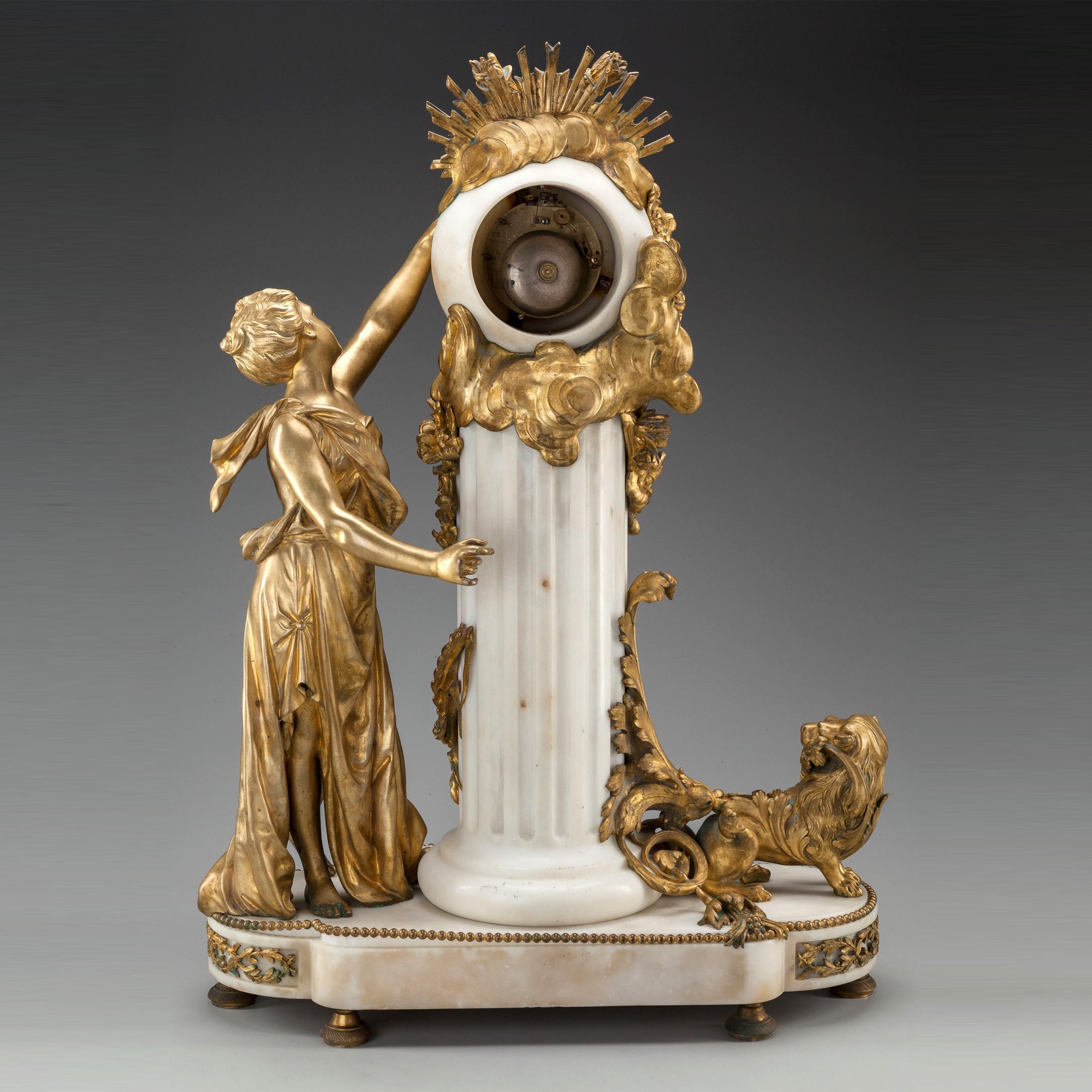 Figurale Kaminuhr im Stil Louis XVI aus vergoldeter Bronze und weißem Marmor
Herkunft: Französisch
Datum: um das 19. Jahrhundert
Größe: 26-1/2 in x 19 in x 10-1/4 in.
 